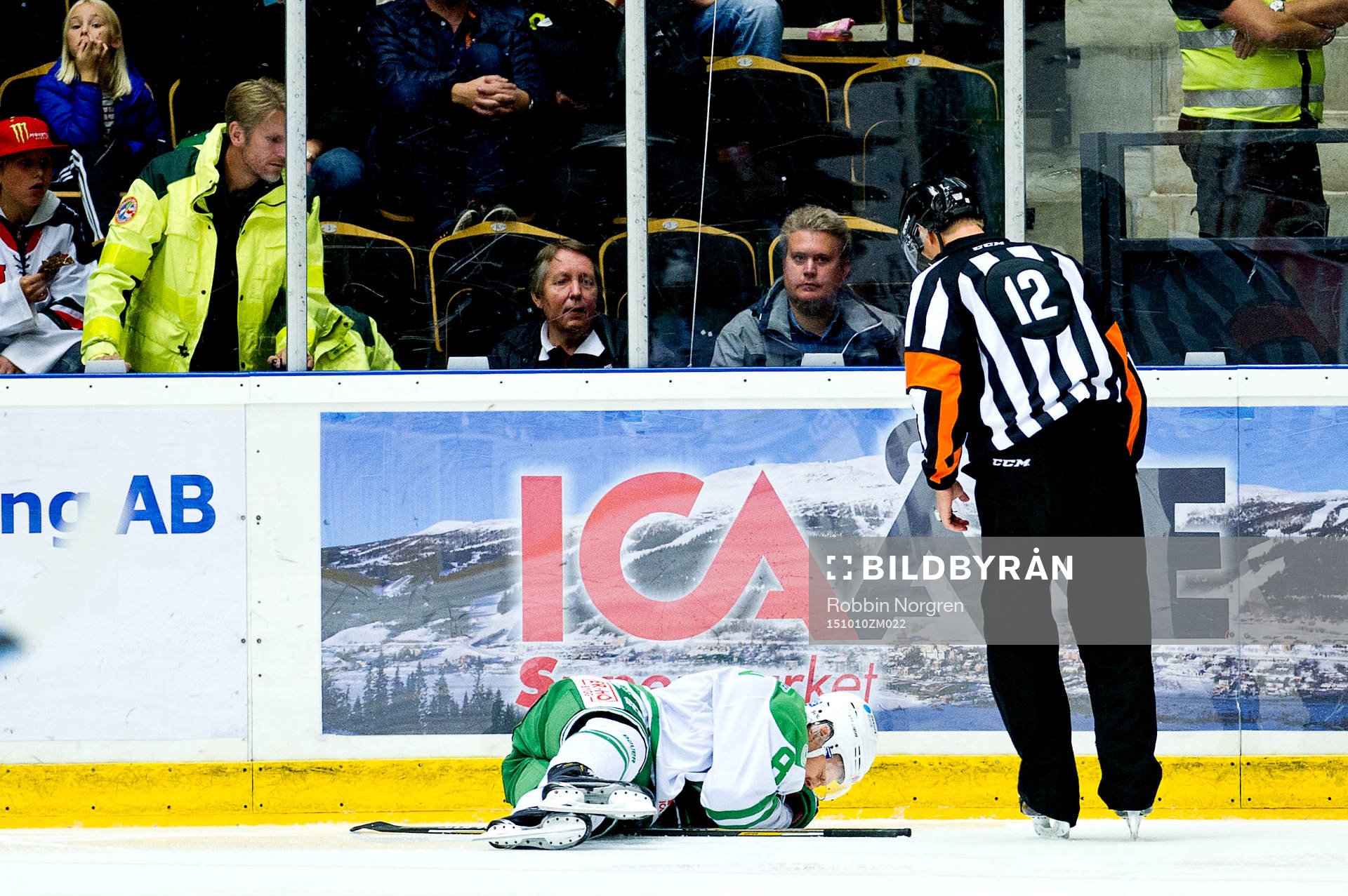 Rögles Jesper Williamsson blir liggandes