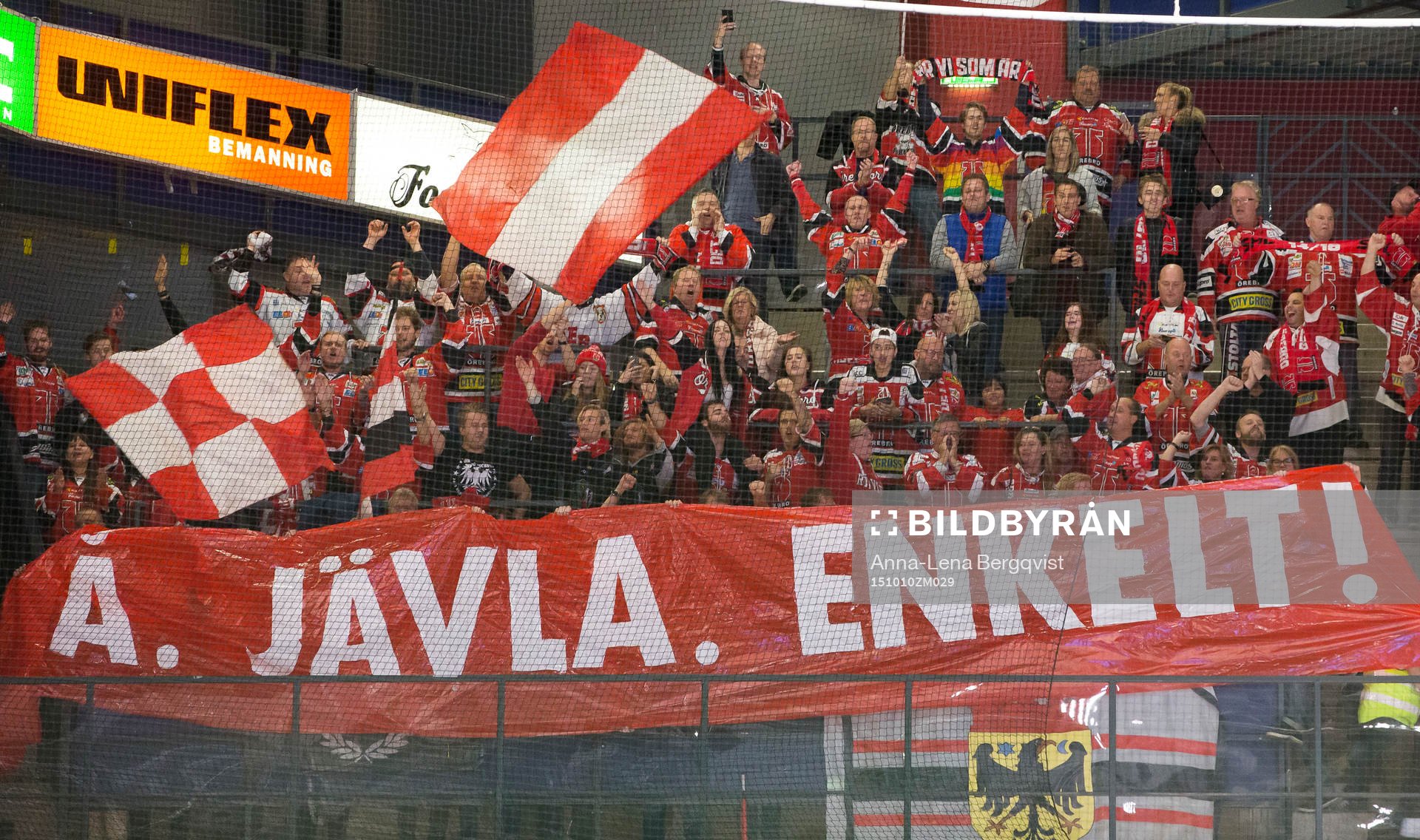 Örebros supporters på läktaren håller upp en banderoll