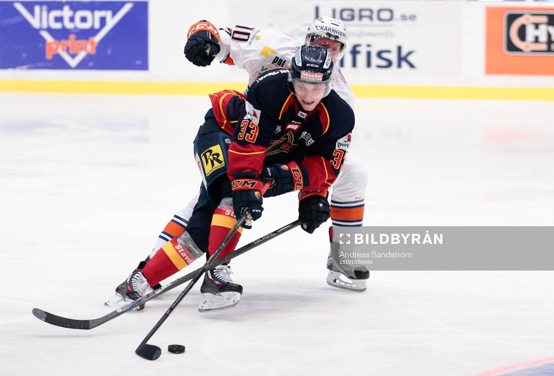 Djurgårdens Linus Hultström i kamp om pucken med Växjös