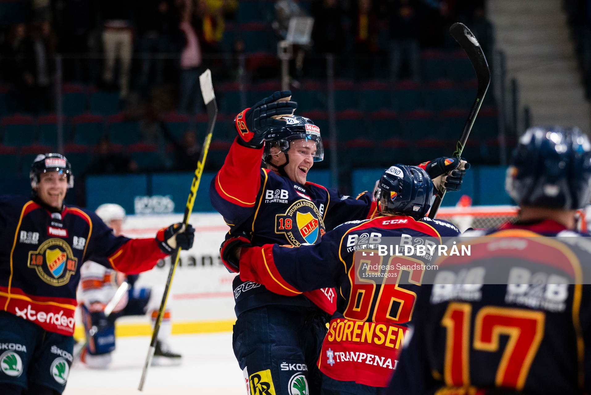 Djurgårdens Marcus Högström (m) gör 4-3 och gratuleras