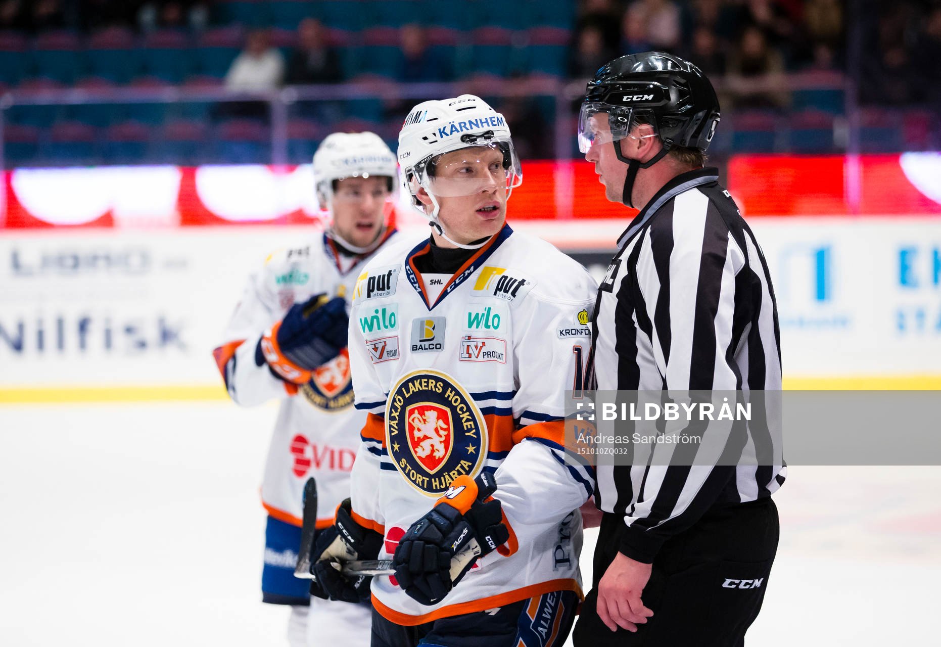 Växjös Richard Gynge diskuterar med linjedomaren