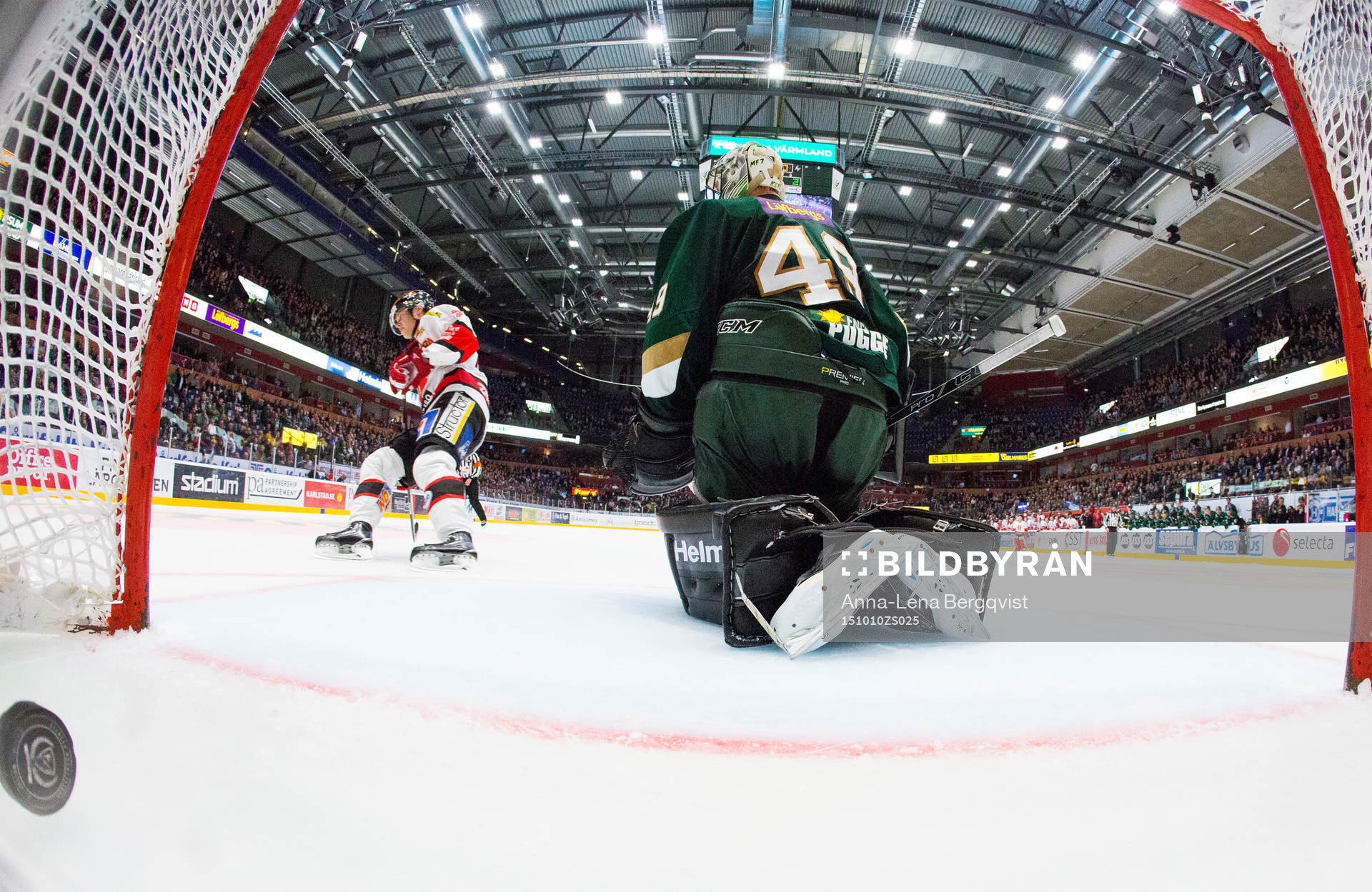 Örebros Daniel Viksten sätter pucken bakom Färjestads