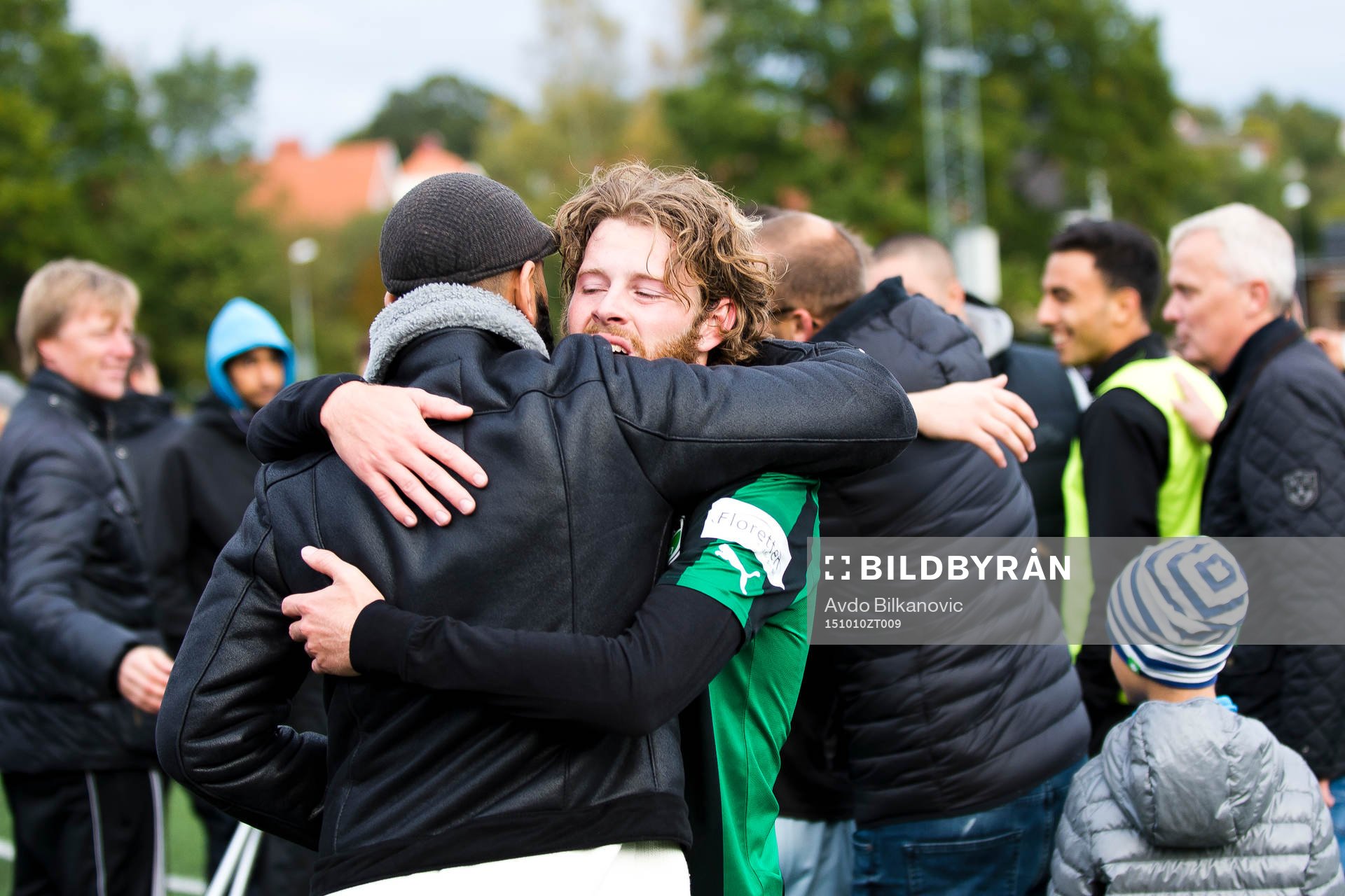 Högaborgs Jesper Lernesjö grattas av sin vän