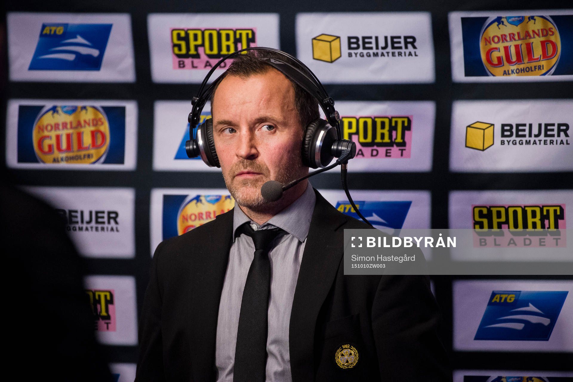 Brynäs tränare Thomas Berglund blir intervjuad