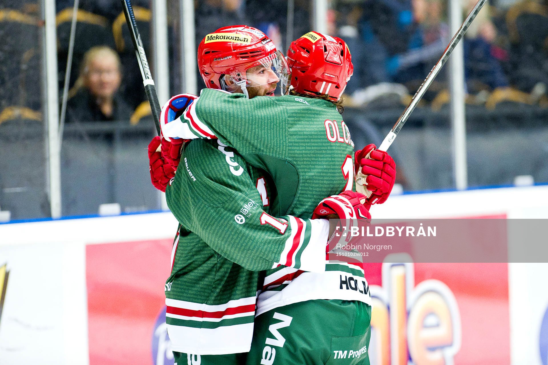 Modos Bill Thomas och Victor Olofsson jublar