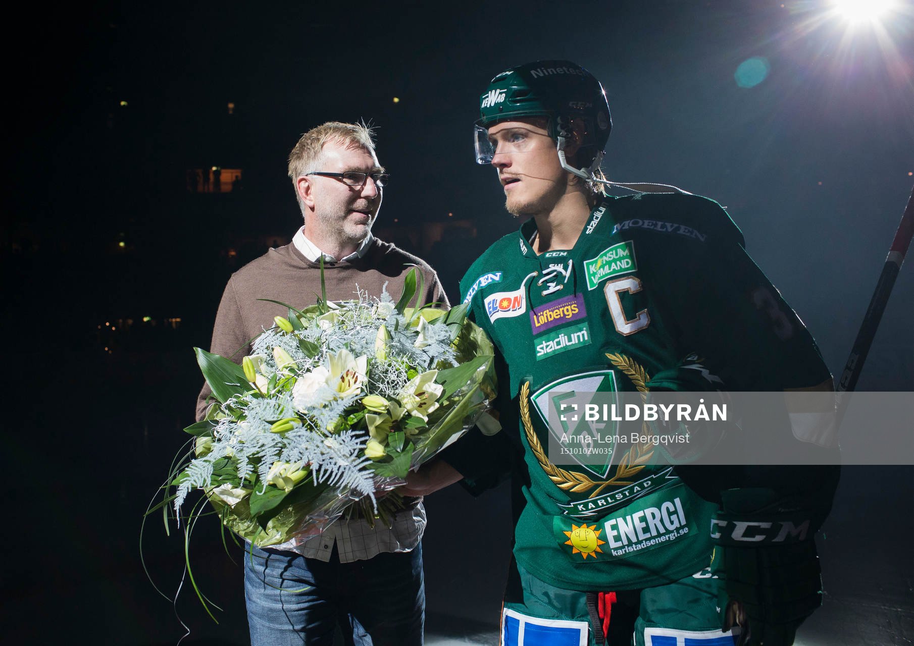 Förra Färjestadspelaren Peter Nordström uppvaktas av