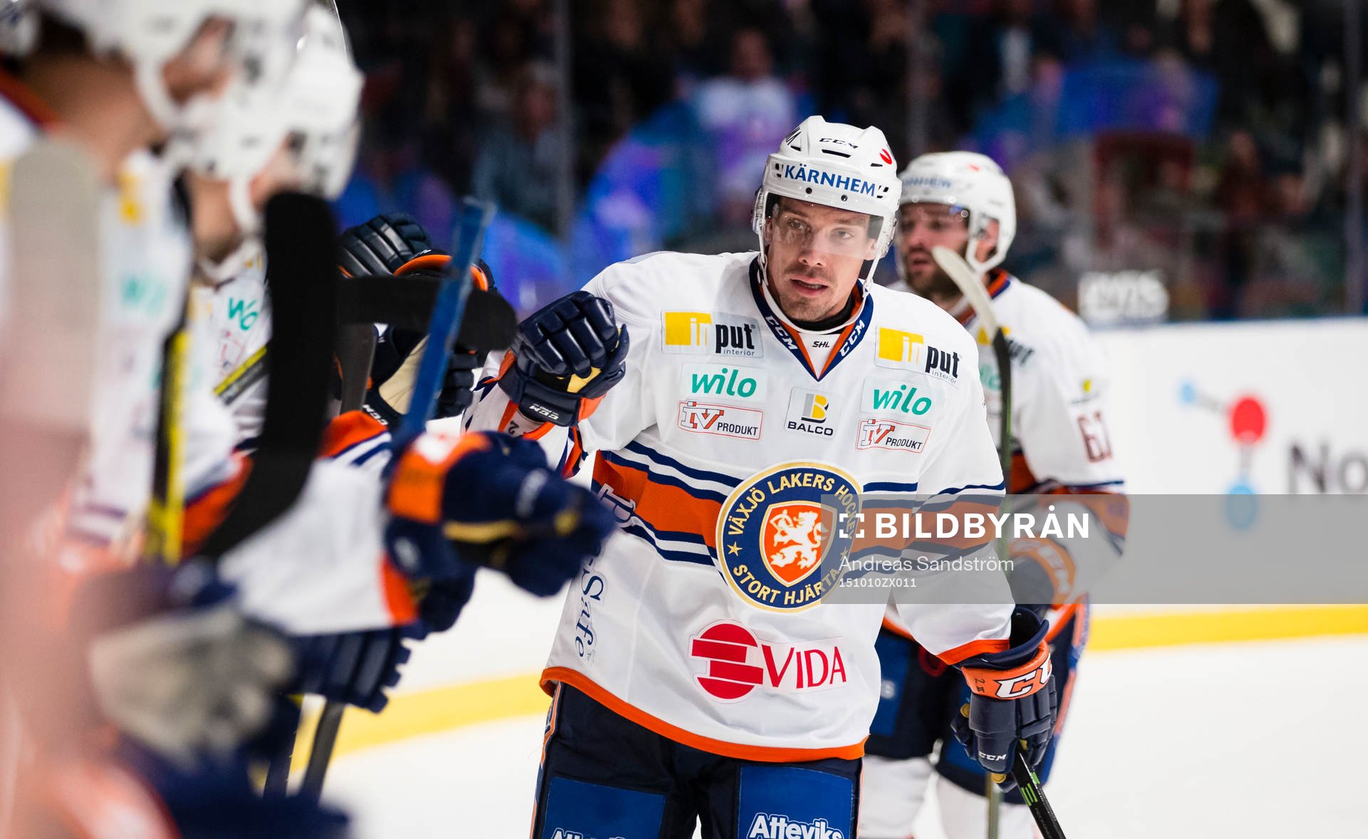 Växjös Teemu Laakso gör 1-2 och firar med lagkamrater