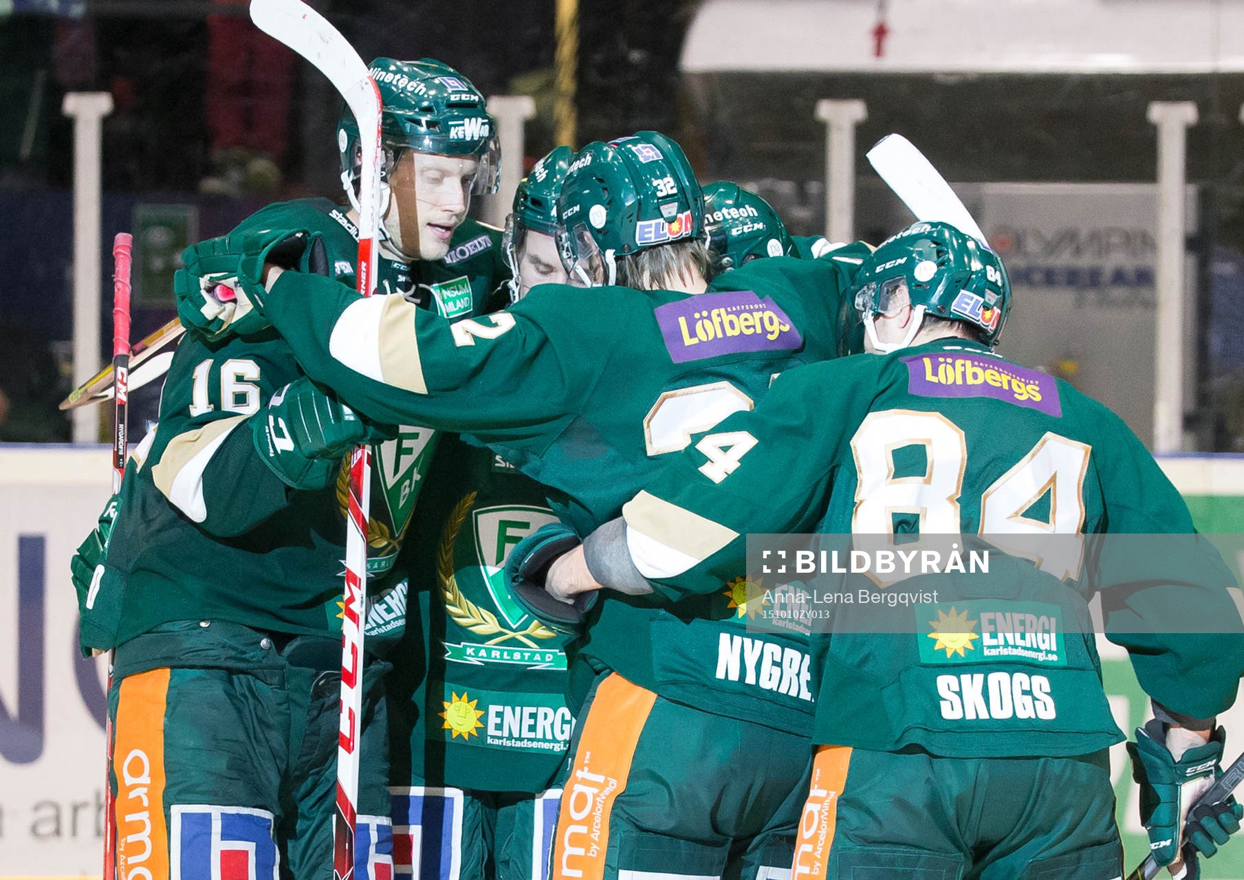 Färjestads Mikael Johansson (ej i bild) firar mål 2-1