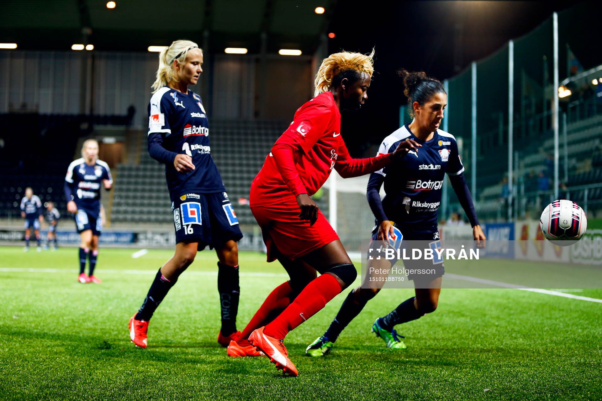 Linköpings Pernille Harder och Claudia Neto och