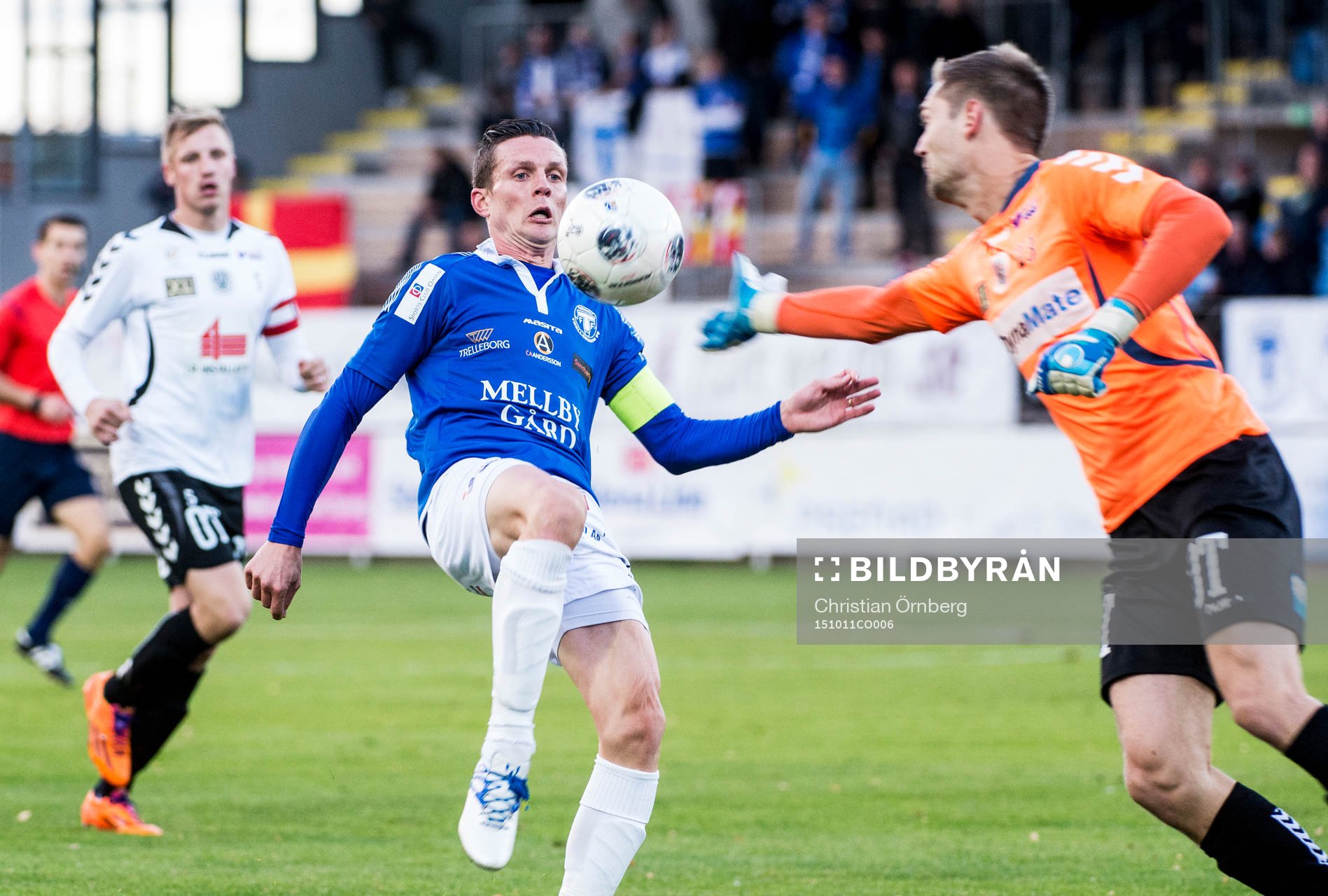 Trelleborgs Kristian Haynes mot Oskarshamns målvakt Lucas