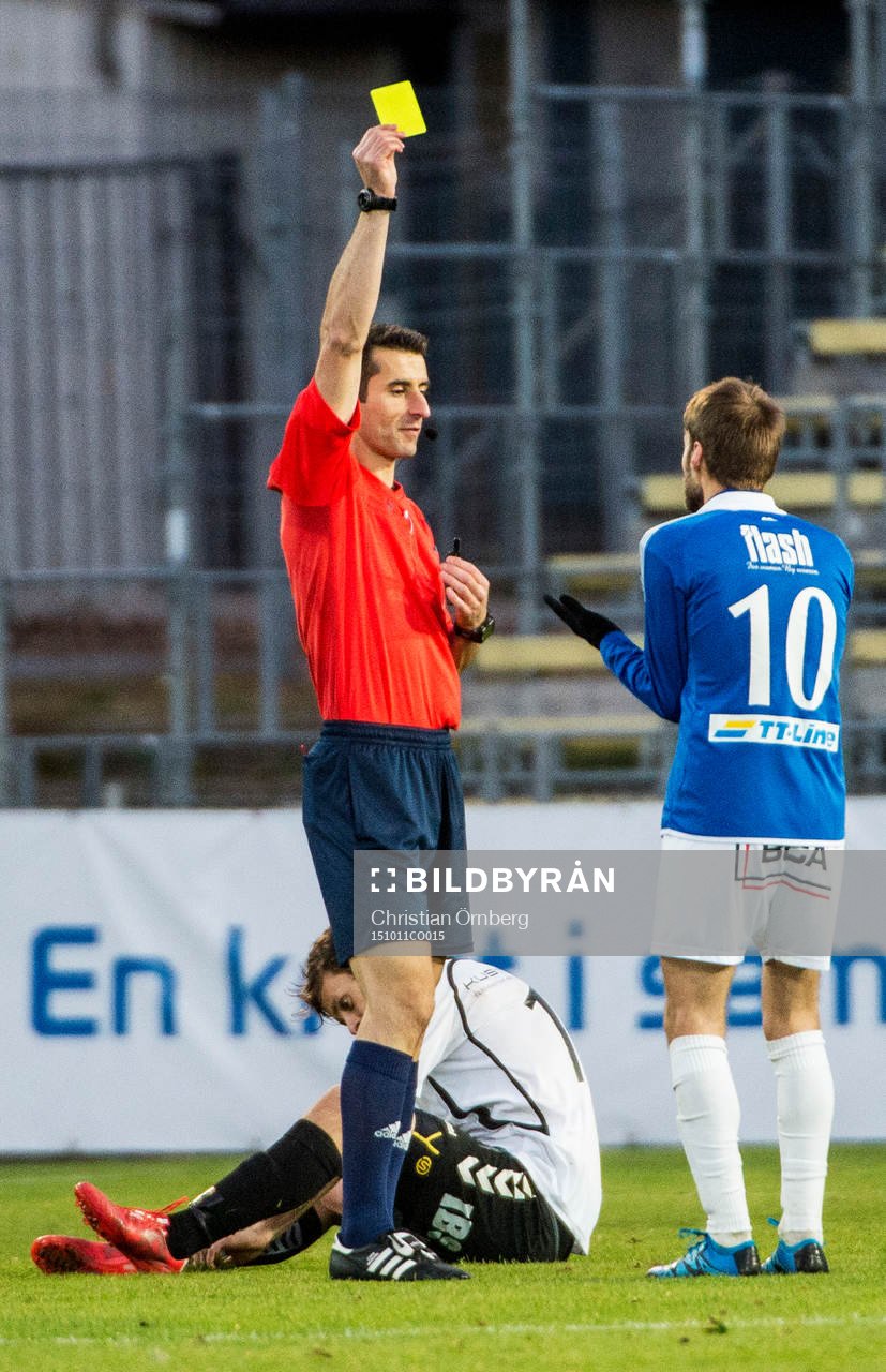 Trelleborgs Zoran Jovanovic får ett gult kort av domaren
