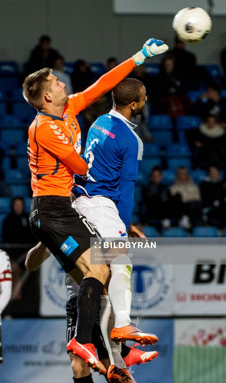 Oskarshamns målvakt Lucas Hägg-Johansson mot Trelleborgs