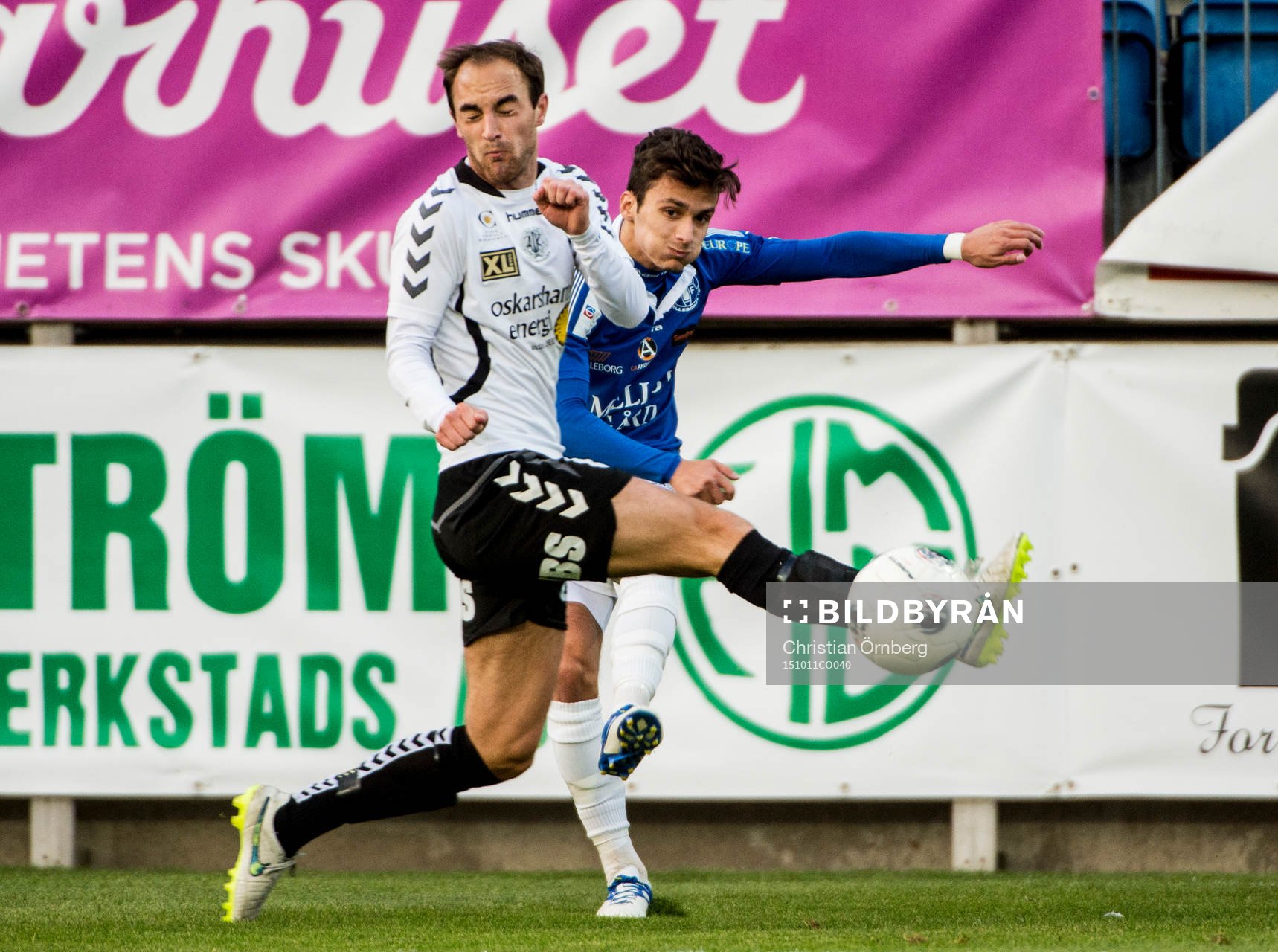 Oskarshamns Martin Torstensson i närkamp mot Trelleborgs