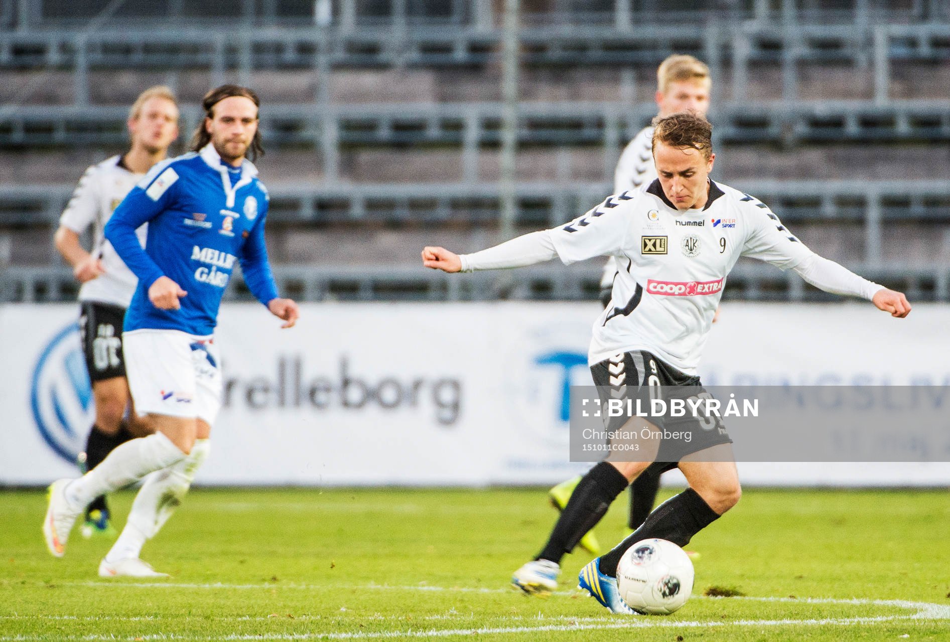 Oskarshamns Emil Dolk med bollen