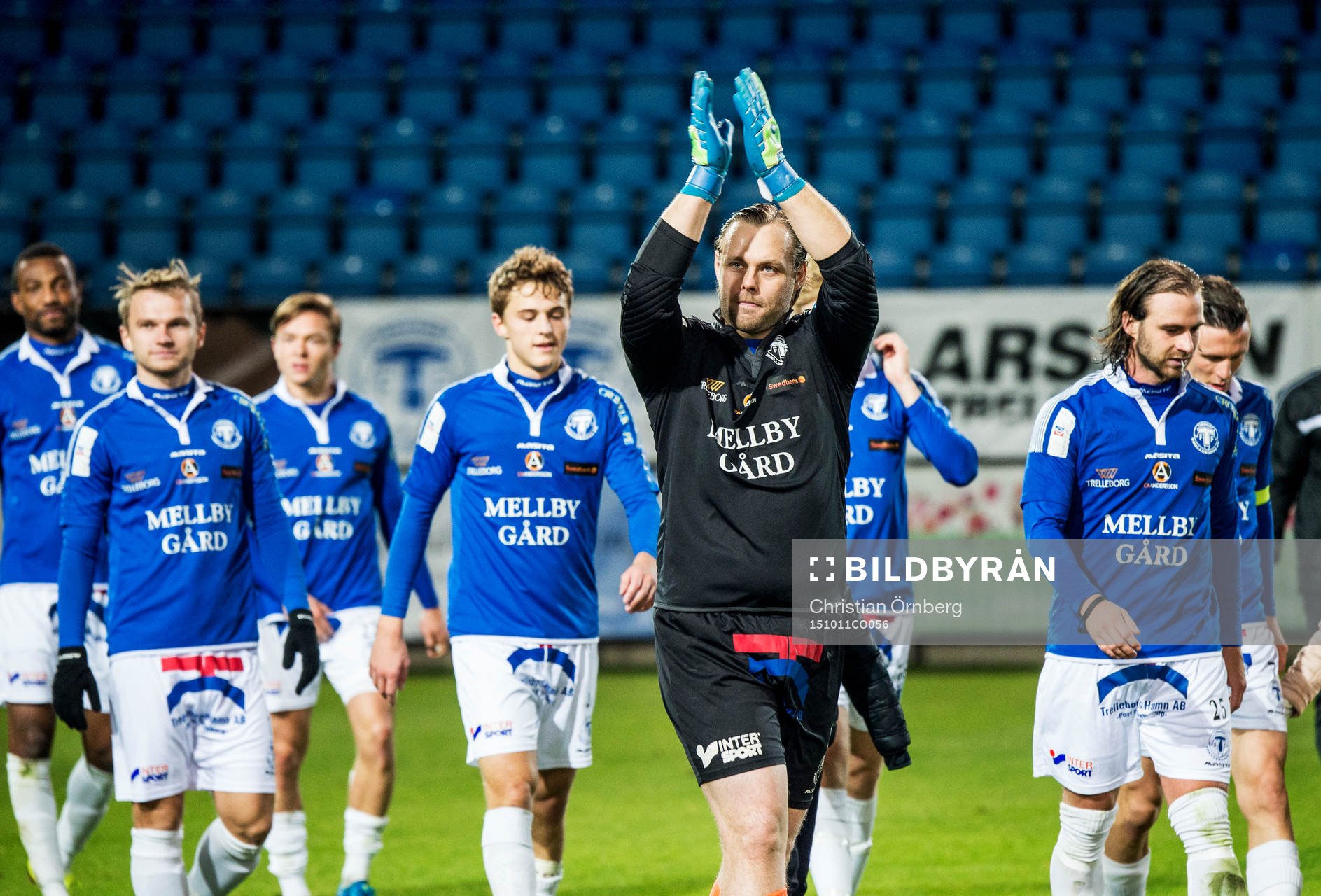 Trelleborgs målvakt Fredrik Persson jublar med