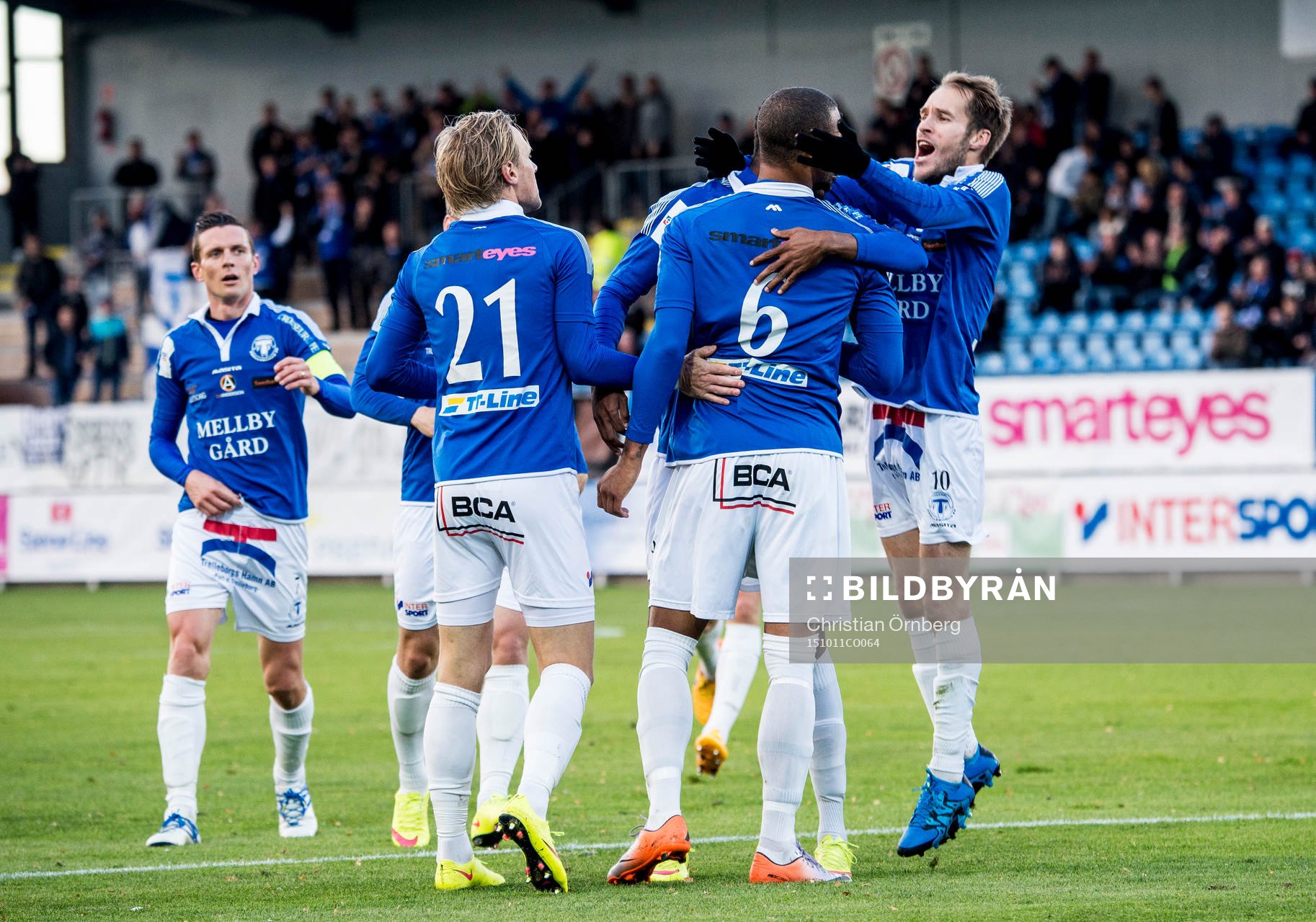 Trelleborgs Zoran Jovanovic jublar med lagkamraterna