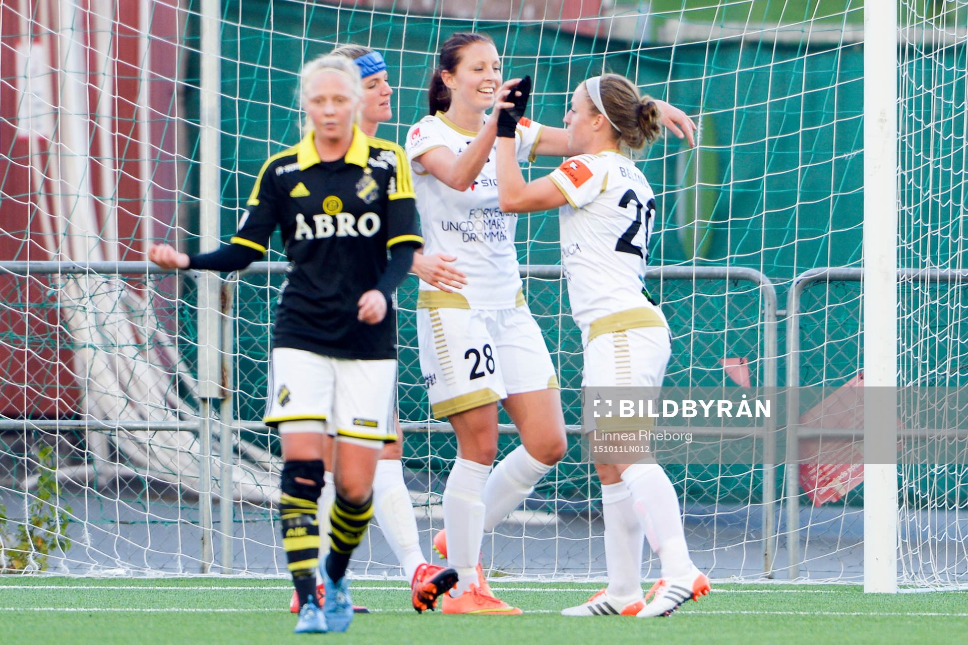 Rosengårds Malin Gunnarsson jublar och blir gratulerad av