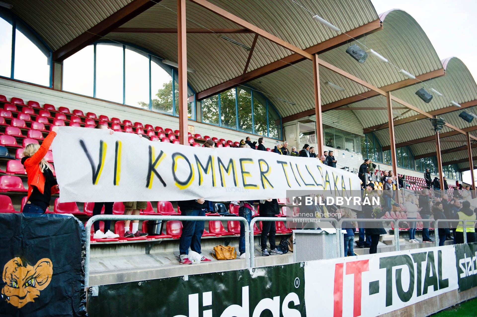 En banderoll med texten vi kommer tillbaka på AIKs