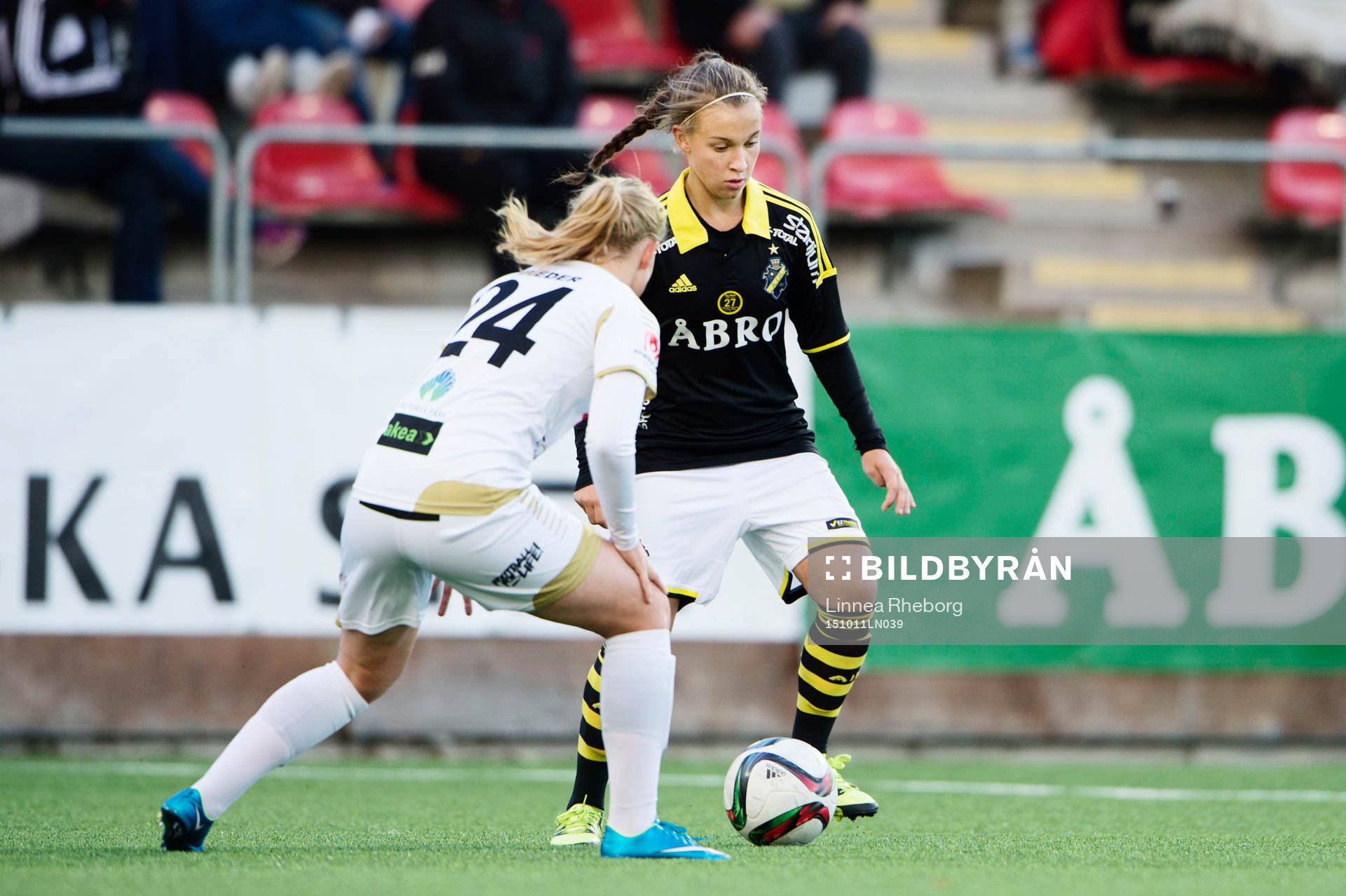 Rosengårds Ebba Wieder och AIKs Julia Zigiotti Olme i kamp