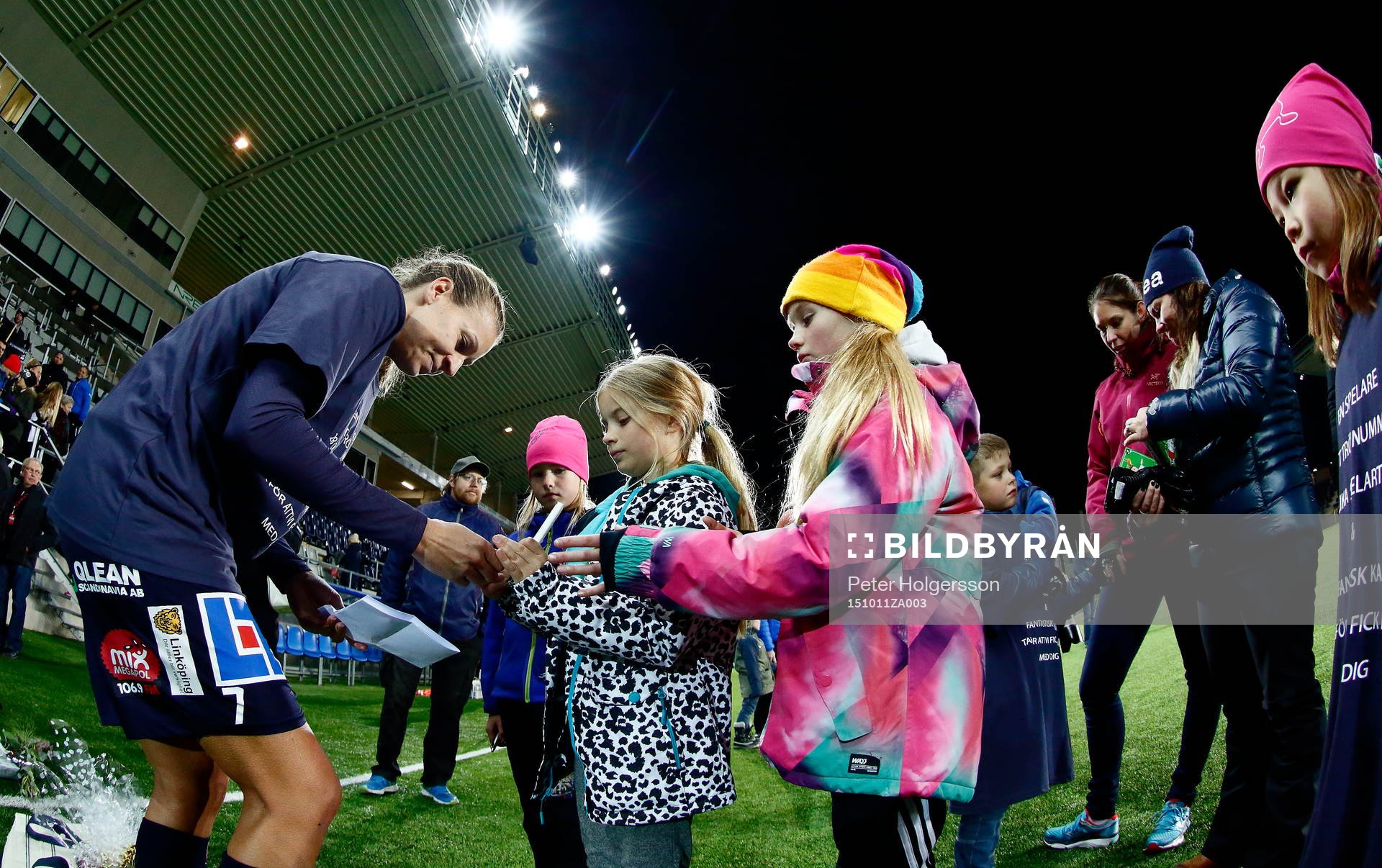 Linköpings Charlotte Rohlin skriver autografer