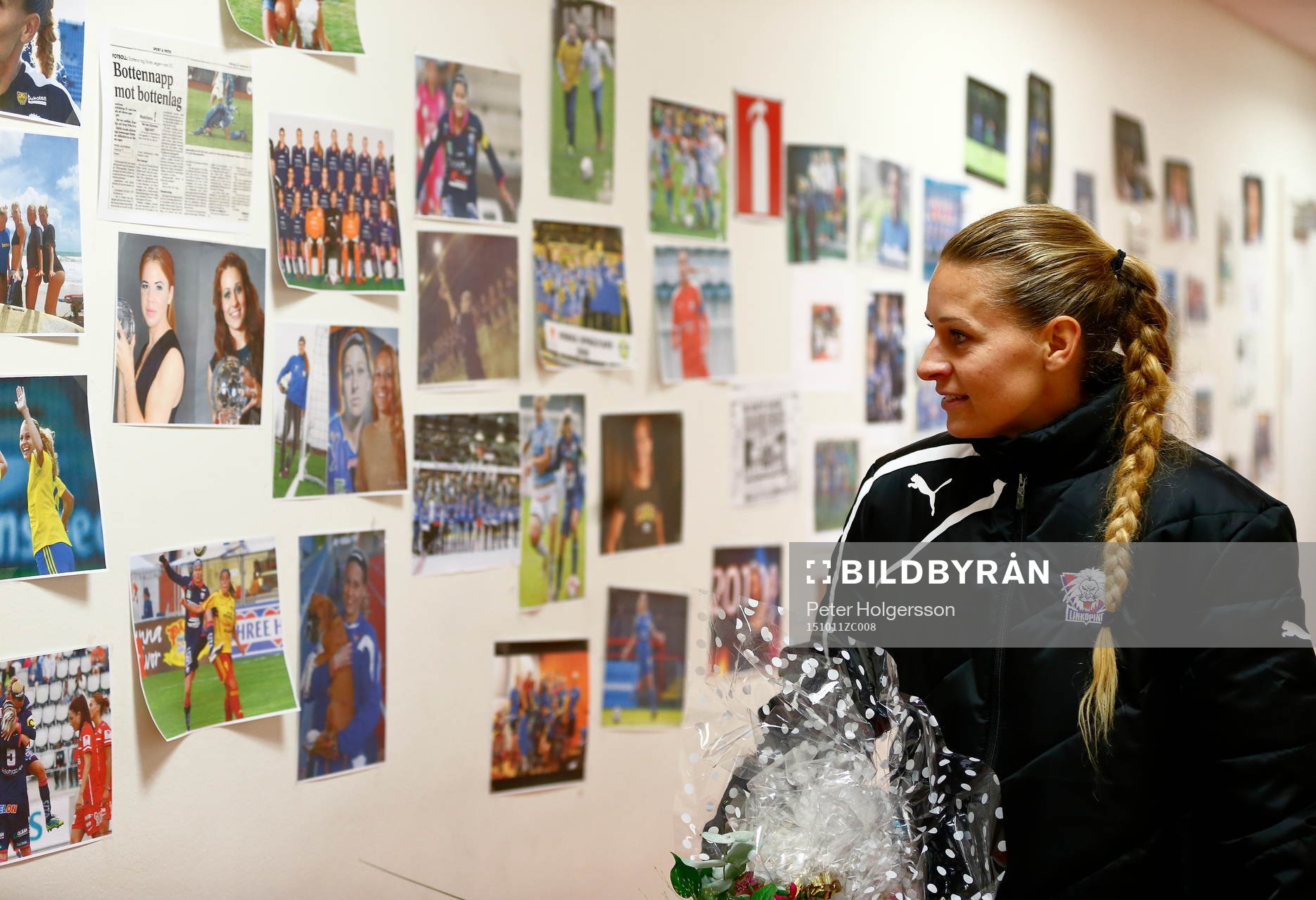Linköpings Charlotte Rohlin beundrar bilder och