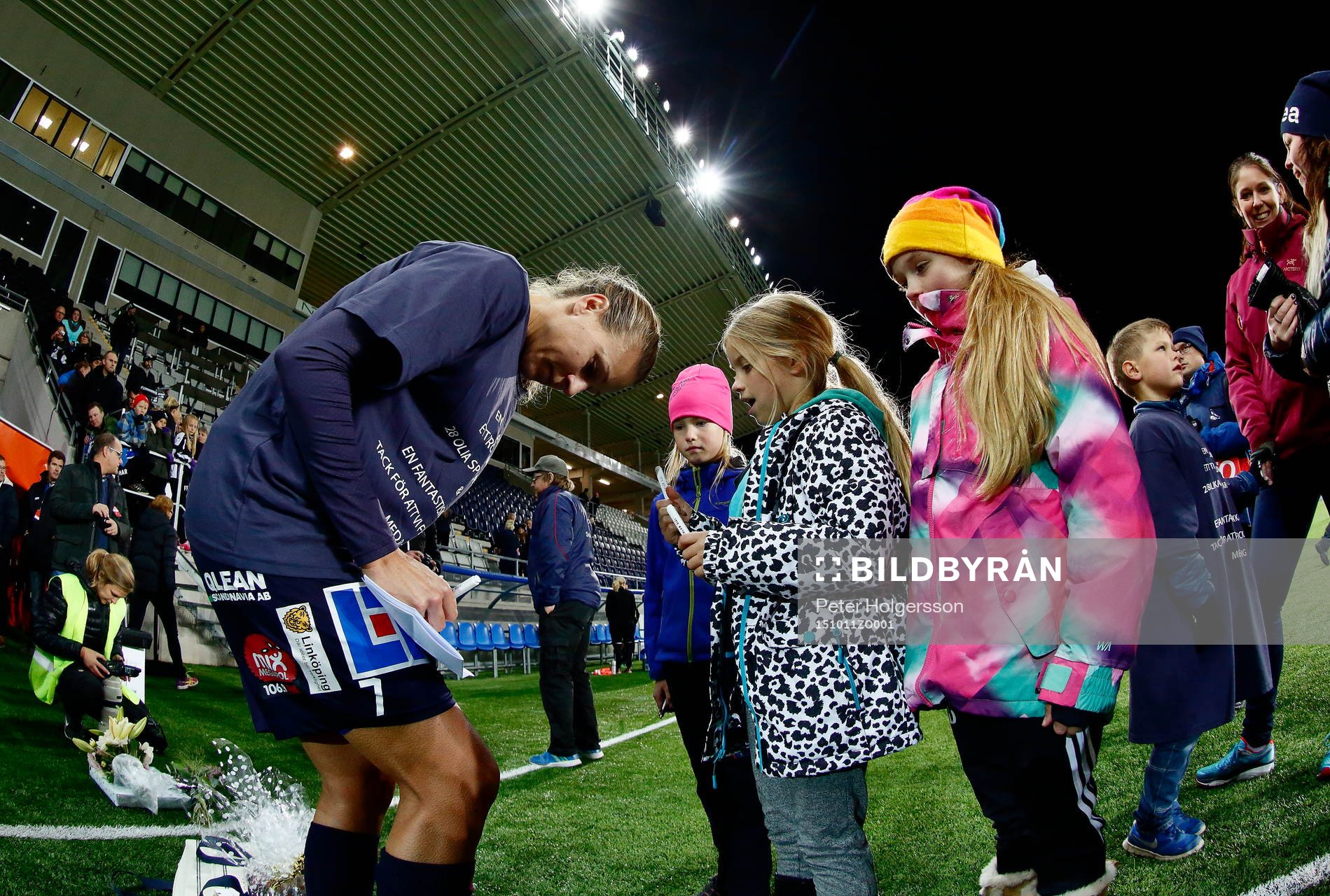 Linköpings Charlotte Rohlin skriver autografer
