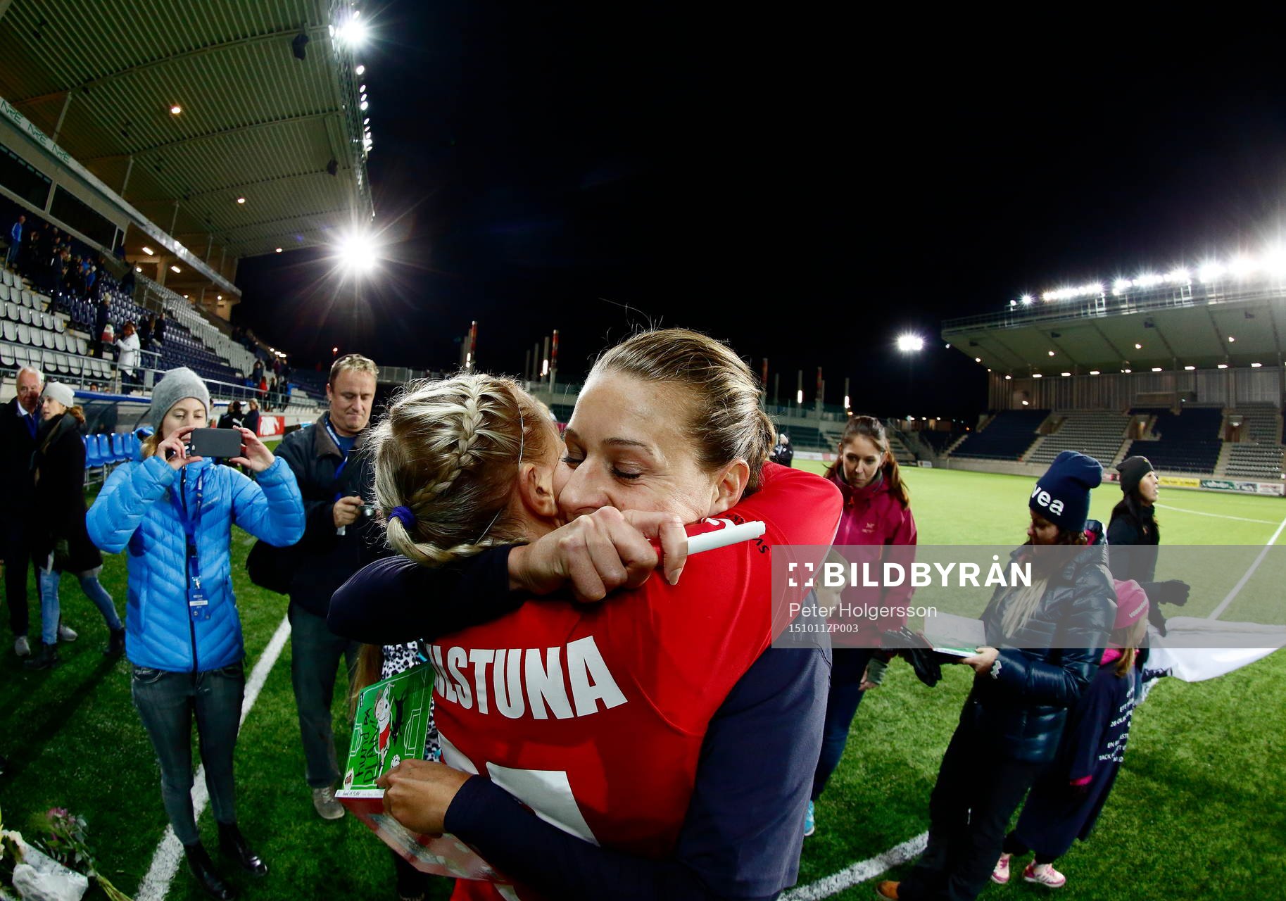 Linköpings Charlotte Rohlin kramas av Eskilstunaspelare