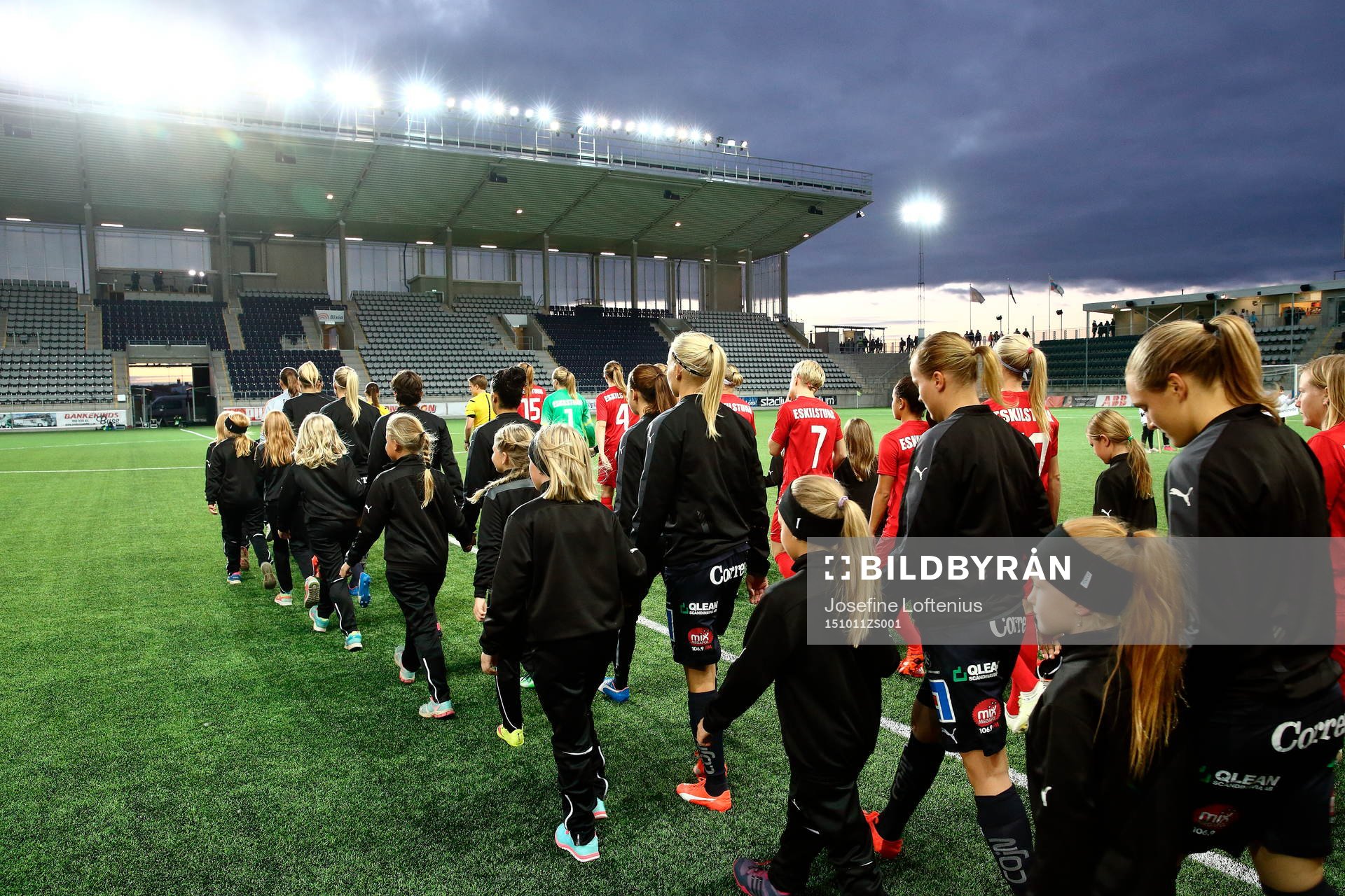 Intåg till fotbollsmatchen i Damallsvenskan mellan
