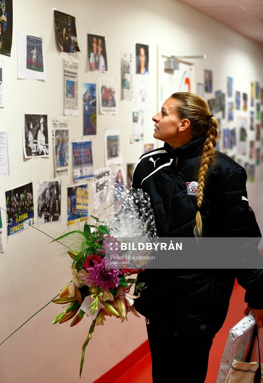 Linköpings Charlotte Rohlin beundrar bilder och