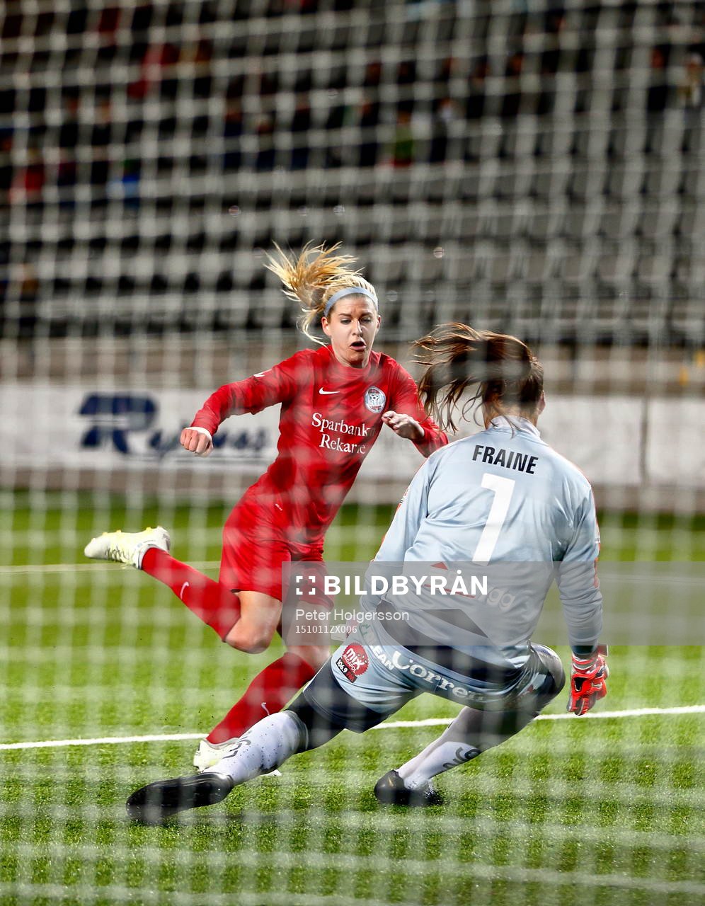 Eskilstunas Olivia Schough och Linköpings målvakt Katlynn