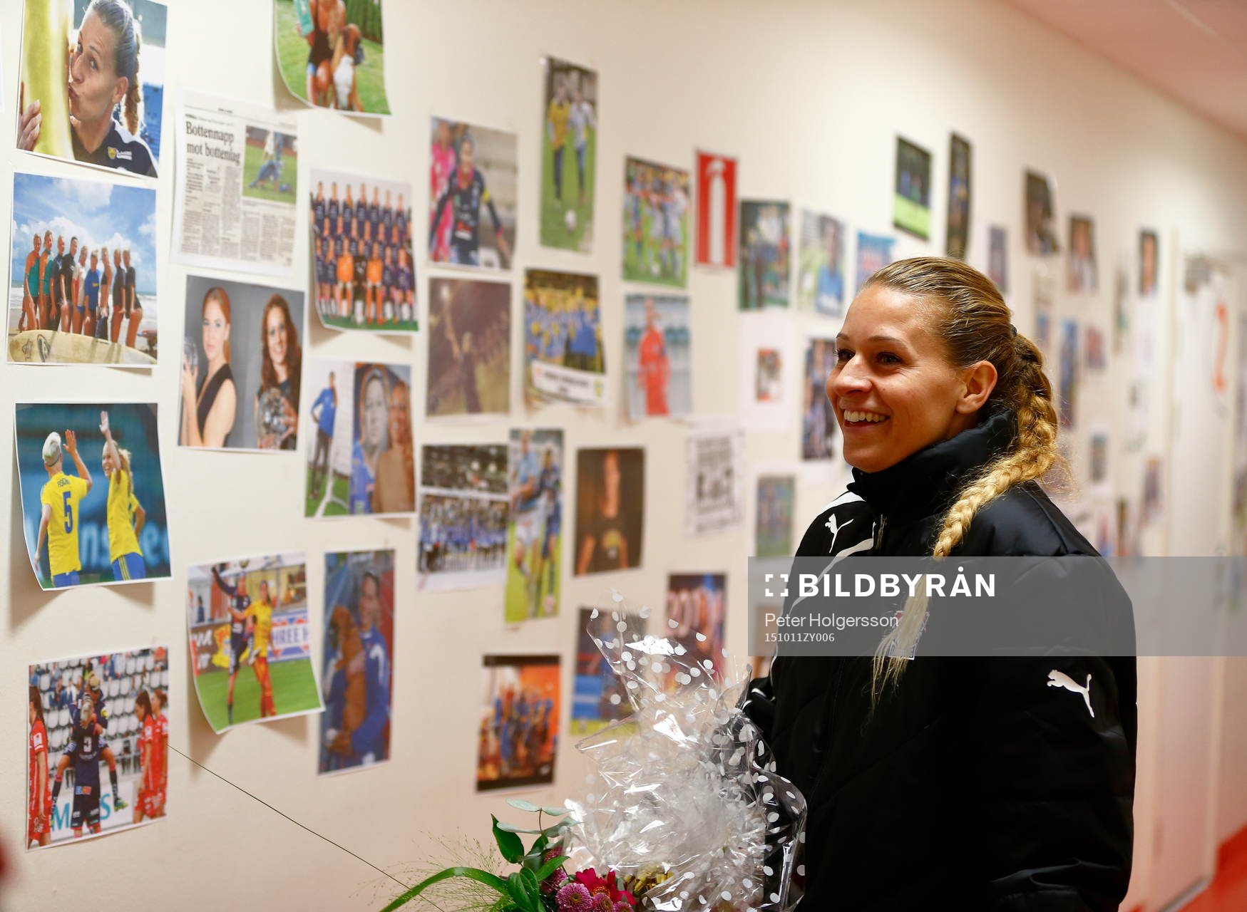 Linköpings Charlotte Rohlin beundrar bilder och