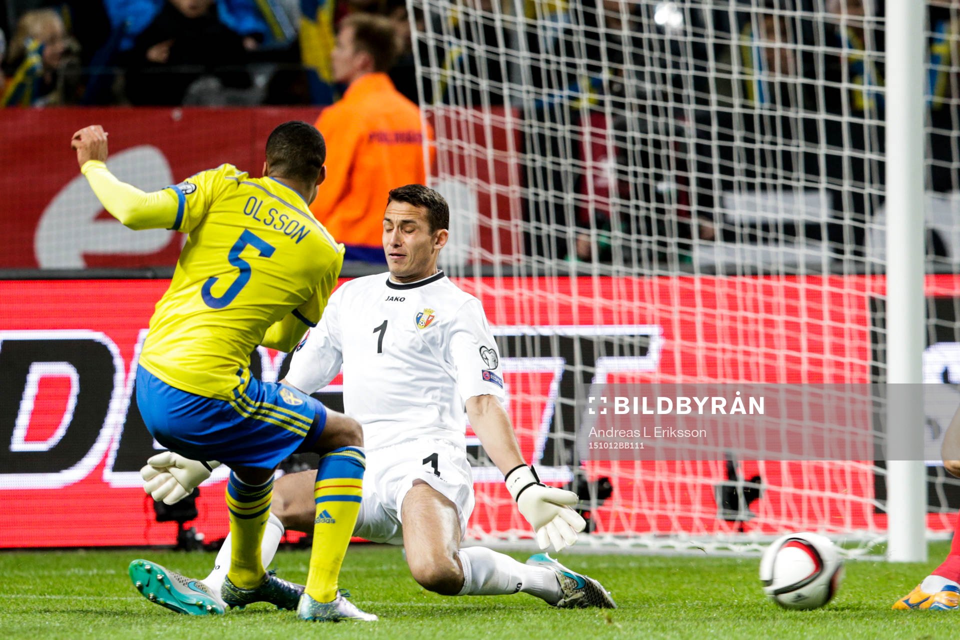 Sveriges Martin Olsson med målchans mot Moldaviens