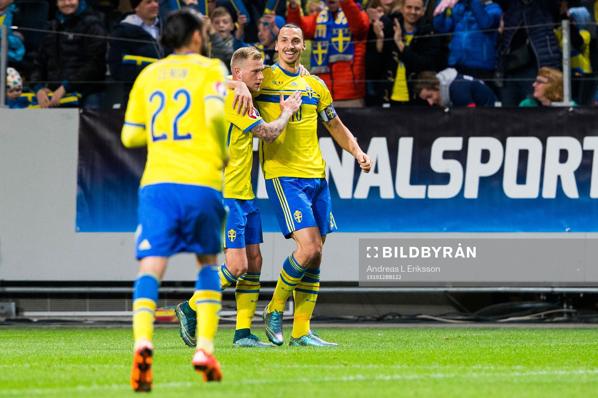 Sveriges Erkan Zengin och John Guidetti gratulerar Zlatan