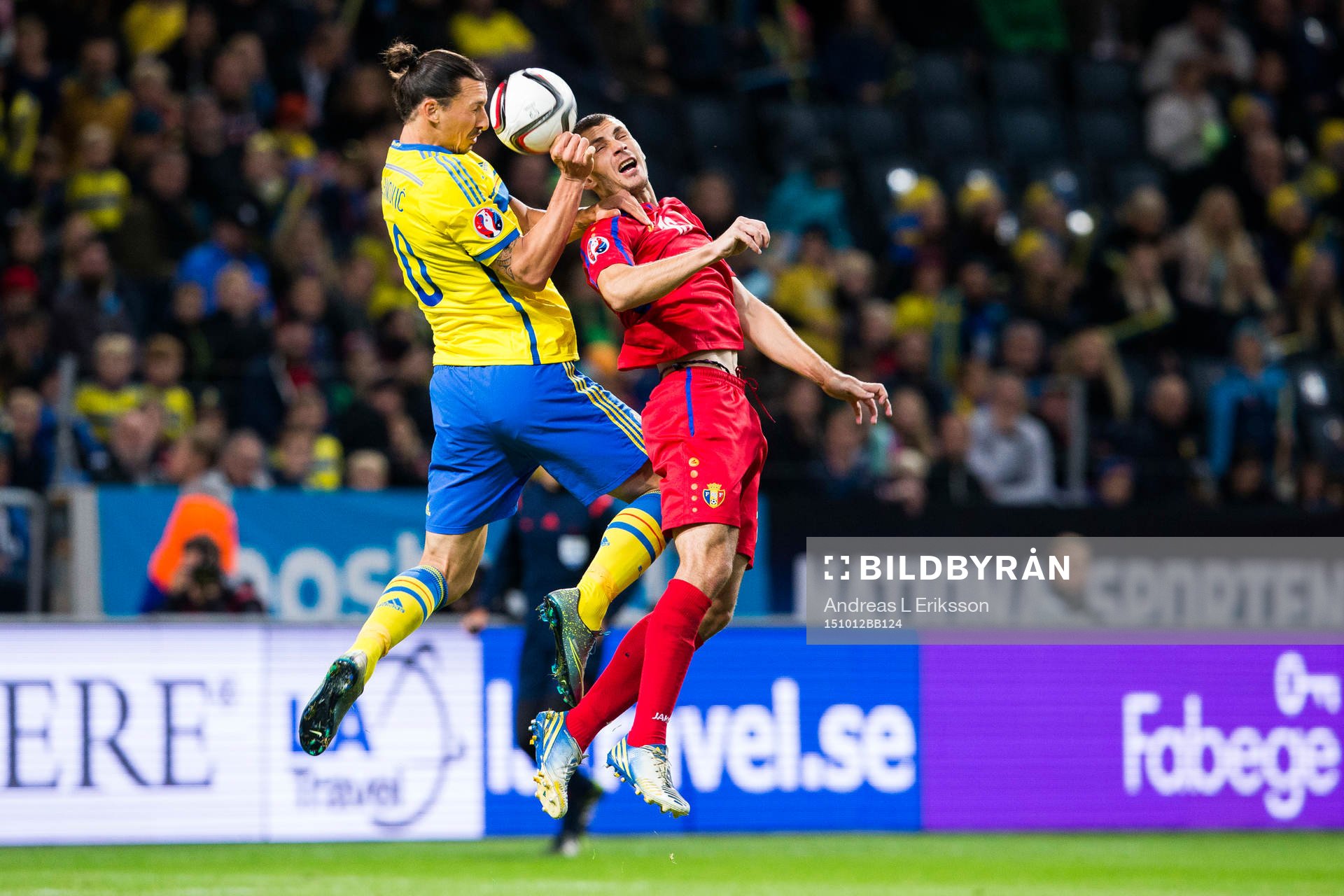 Sveriges Zlatan Ibrahimovic i en nickduell med Moldaviens