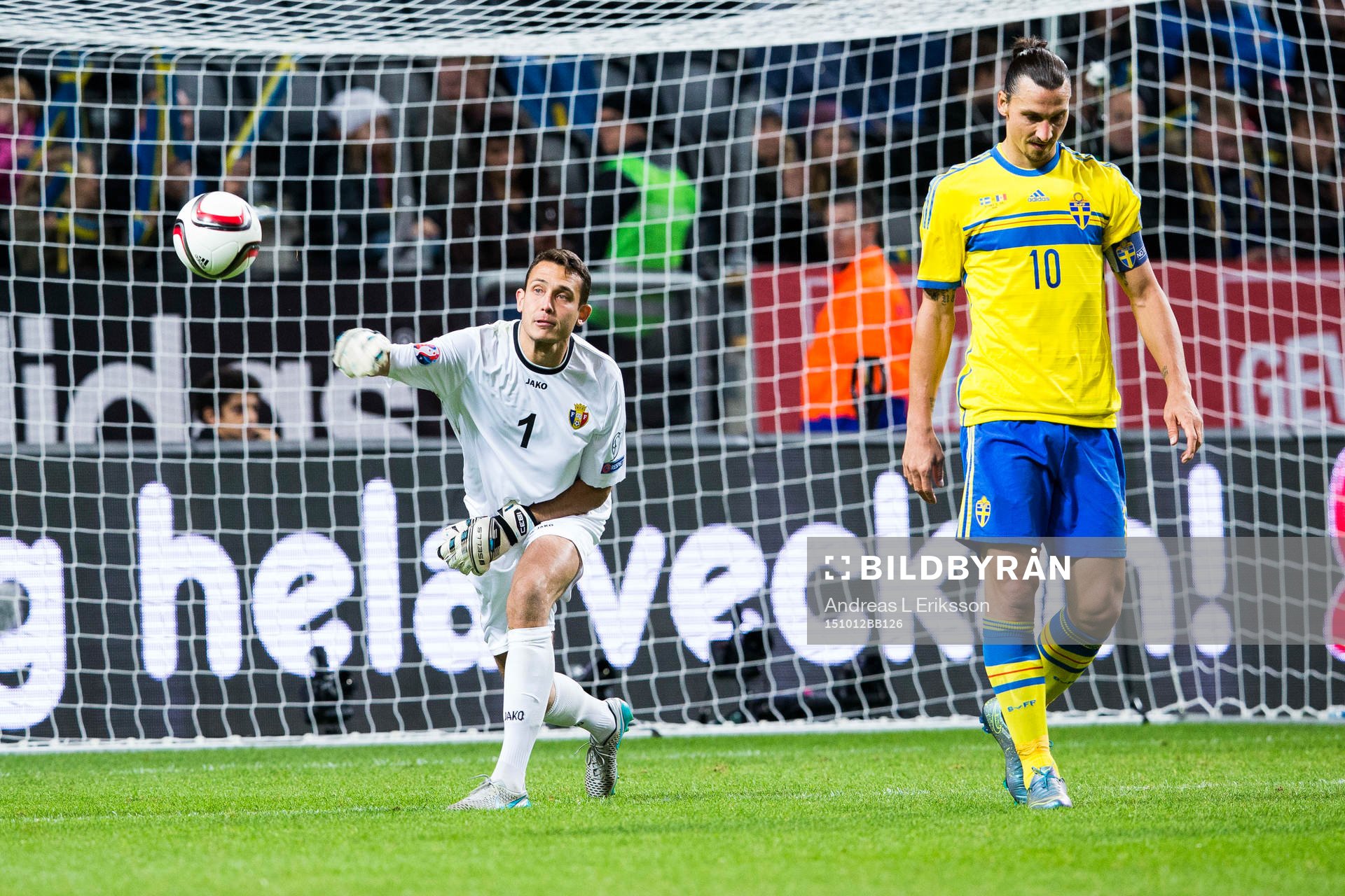 Moldaviens målvakt Ilie Cebanu och Sveriges Zlatan