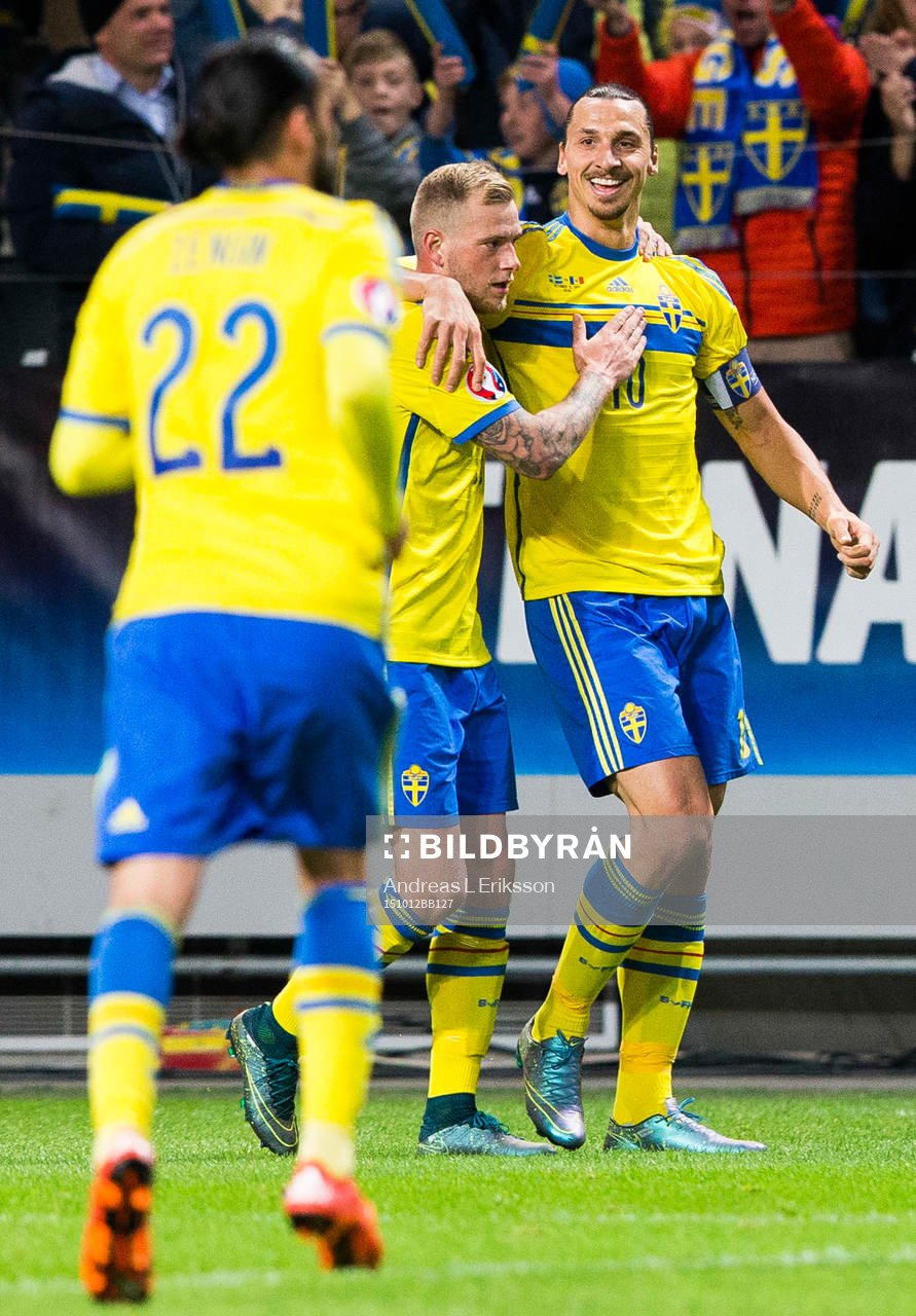 Sveriges Erkan Zengin och John Guidetti gratulerar Zlatan