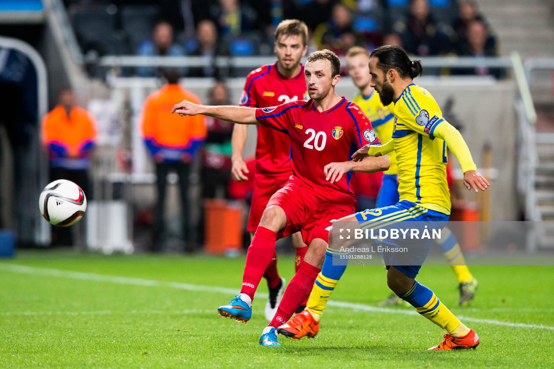 Moldaviens Alexandru Vremea i kamp om bollen med Sveriges