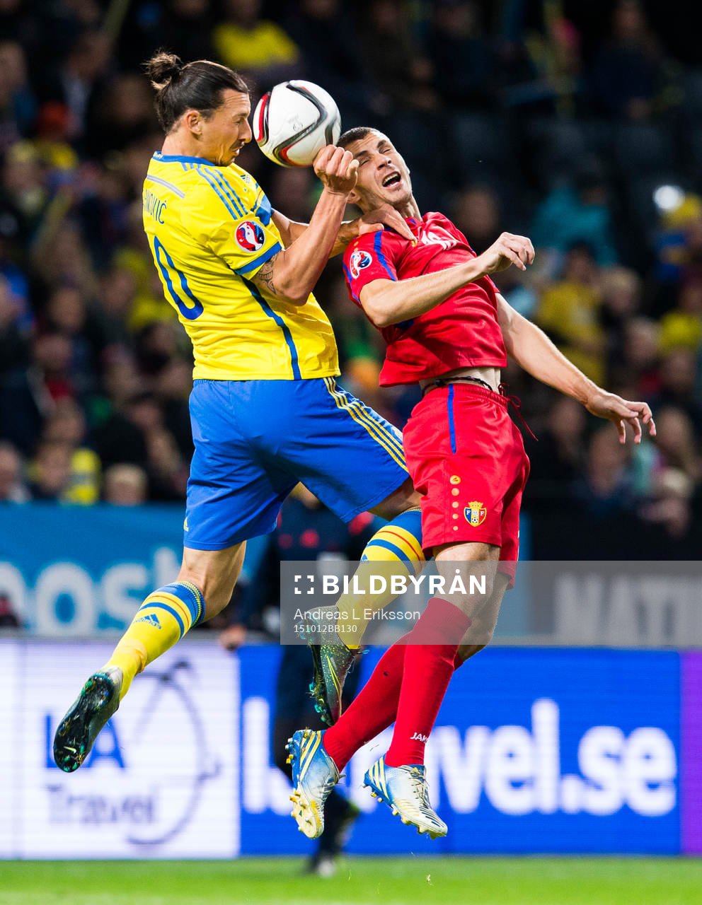 Sveriges Zlatan Ibrahimovic i en nickduell med Moldaviens