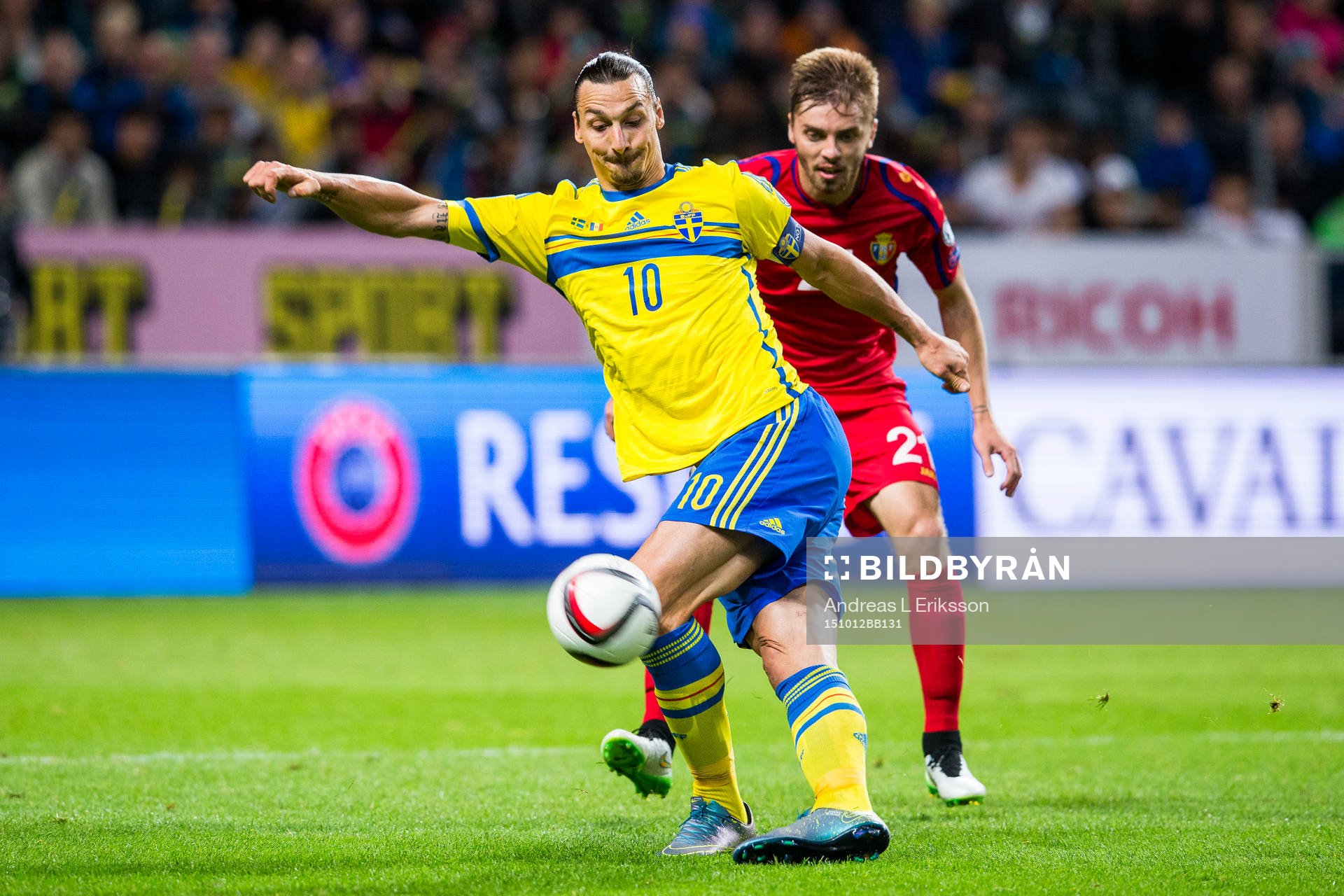 Sveriges Zlatan Ibrahimovic och Moldaviens Maxim Potirniche
