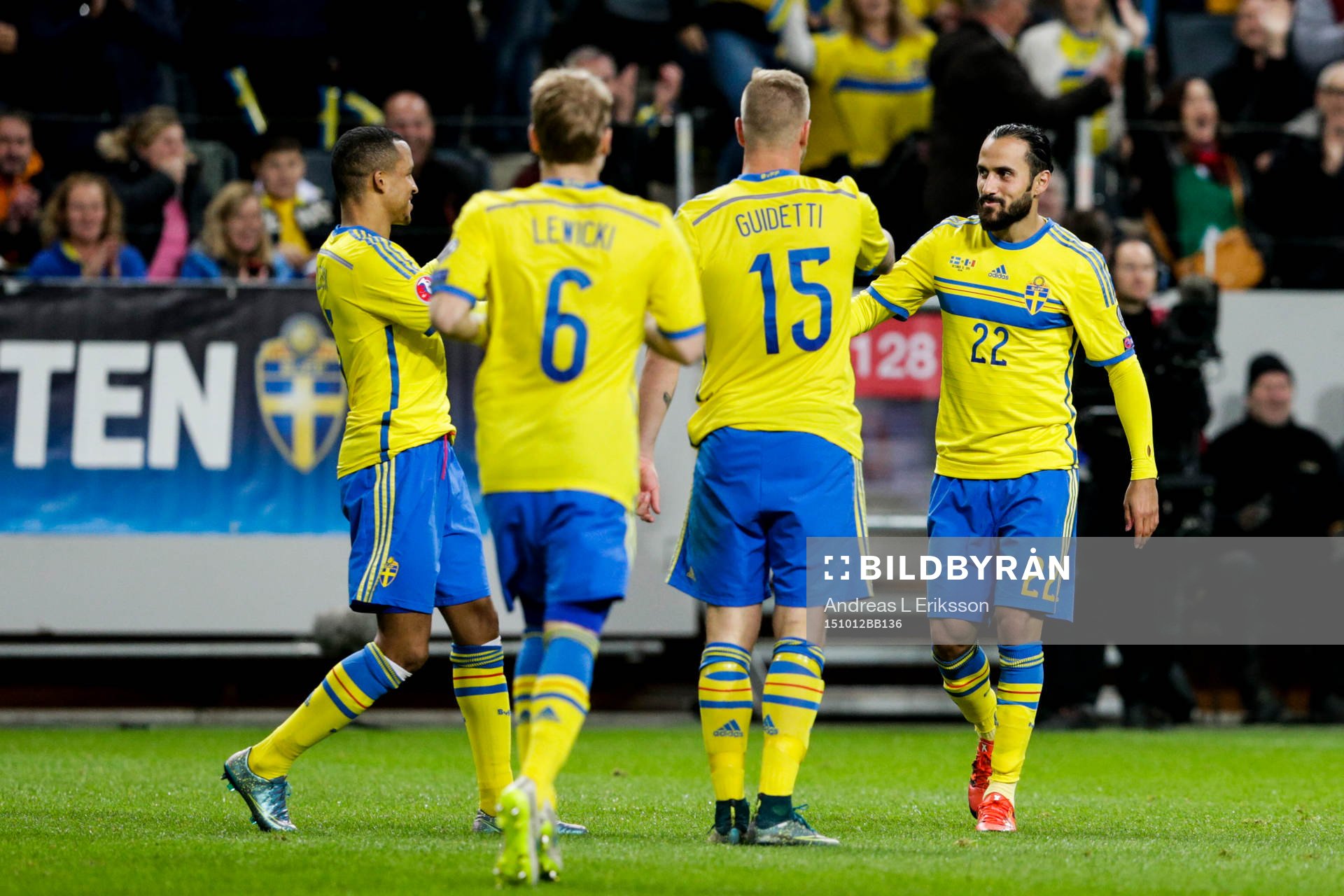 Sveriges Martin Olsson, Oscar Lewicki och John Guidetti gratulerar Erkan Zengin till 2-0 målet under fotbollsmatchen i EM-kvalet mellan Sverige och Moldavien den 12 oktober 2015 i Stockholm.