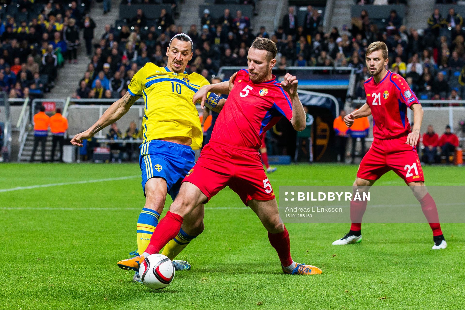 Sveriges Zlatan Ibrahimovic i kamp om bollen med Moldaviens Victor Golovatenco under fotbollsmatchen i EM-kvalet mellan Sverige och Moldavien den 12 oktober 2015 i Stockholm.