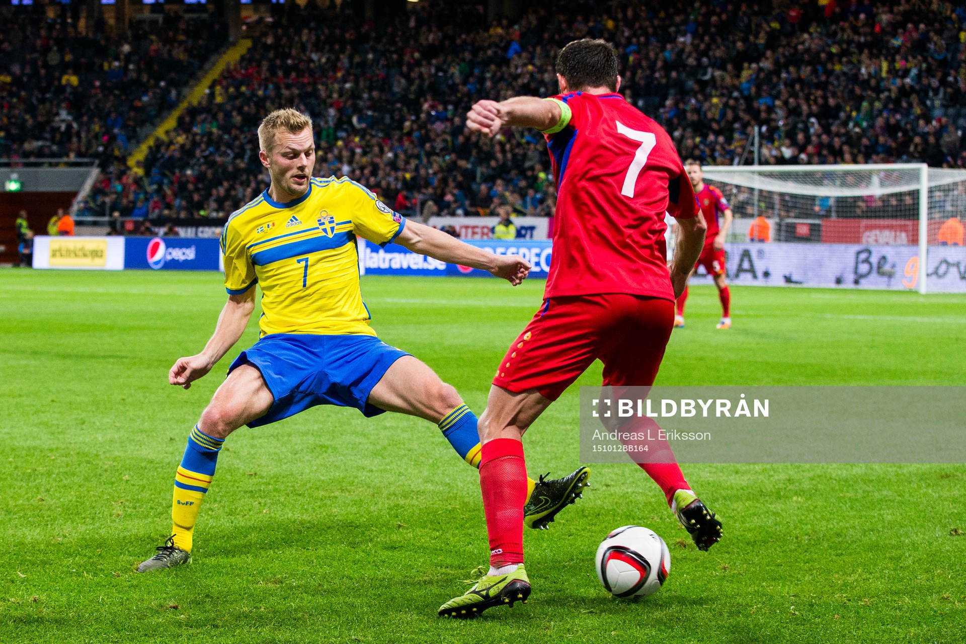 Sveriges Sebastian Larsson i kamp om bollen med Moldaviens