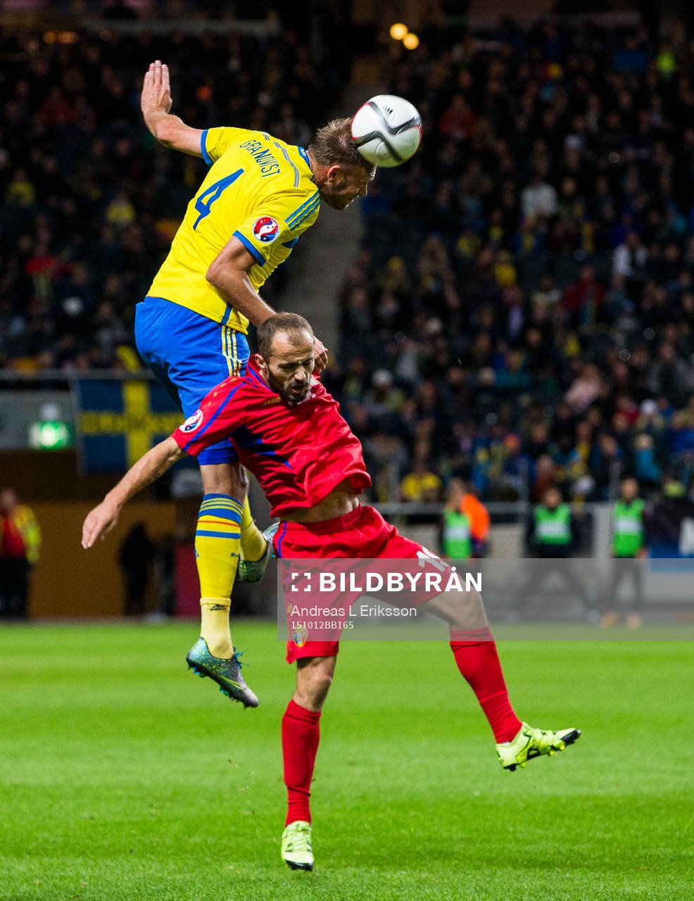 Sveriges Andreas Granqvist i en nickduell med Moldaviens