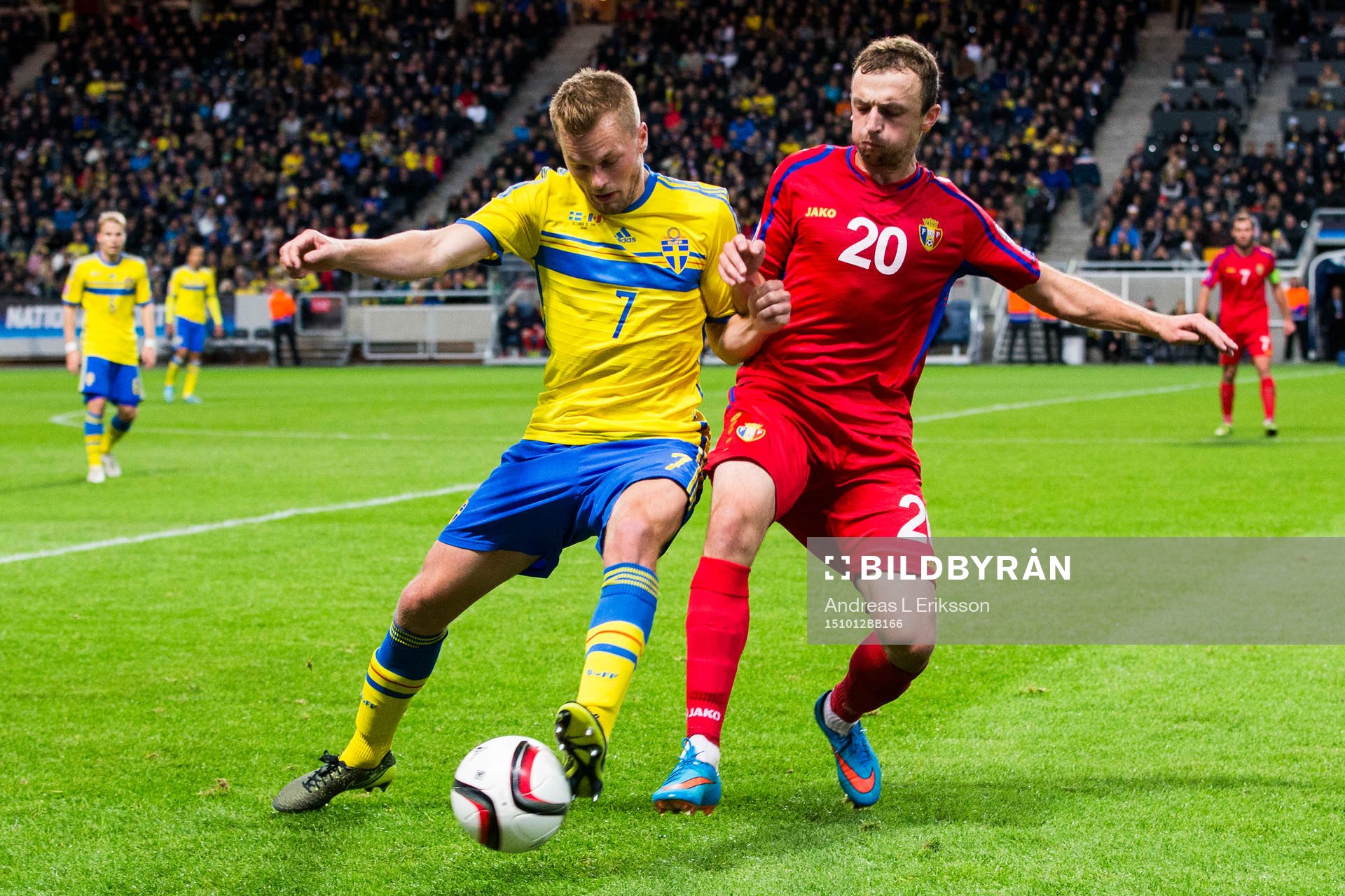 Sveriges Sebastian Larsson i kamp om bollen med Moldaviens Alexandru Vremea under fotbollsmatchen i EM-kvalet mellan Sverige och Moldavien den 12 oktober 2015 i Stockholm.