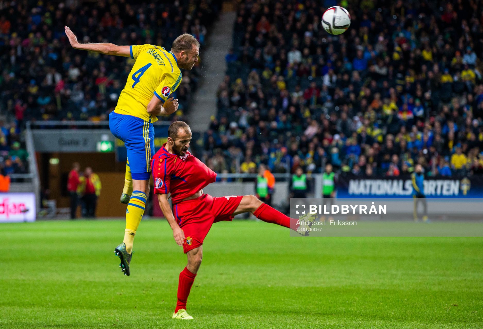 Sveriges Andreas Granqvist i en nickduell med Moldaviens