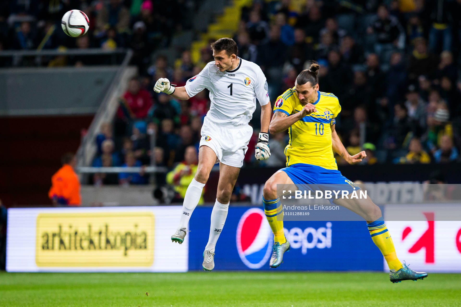 Moldaviens målvakt Ilie Cebanu och Sveriges Zlatan