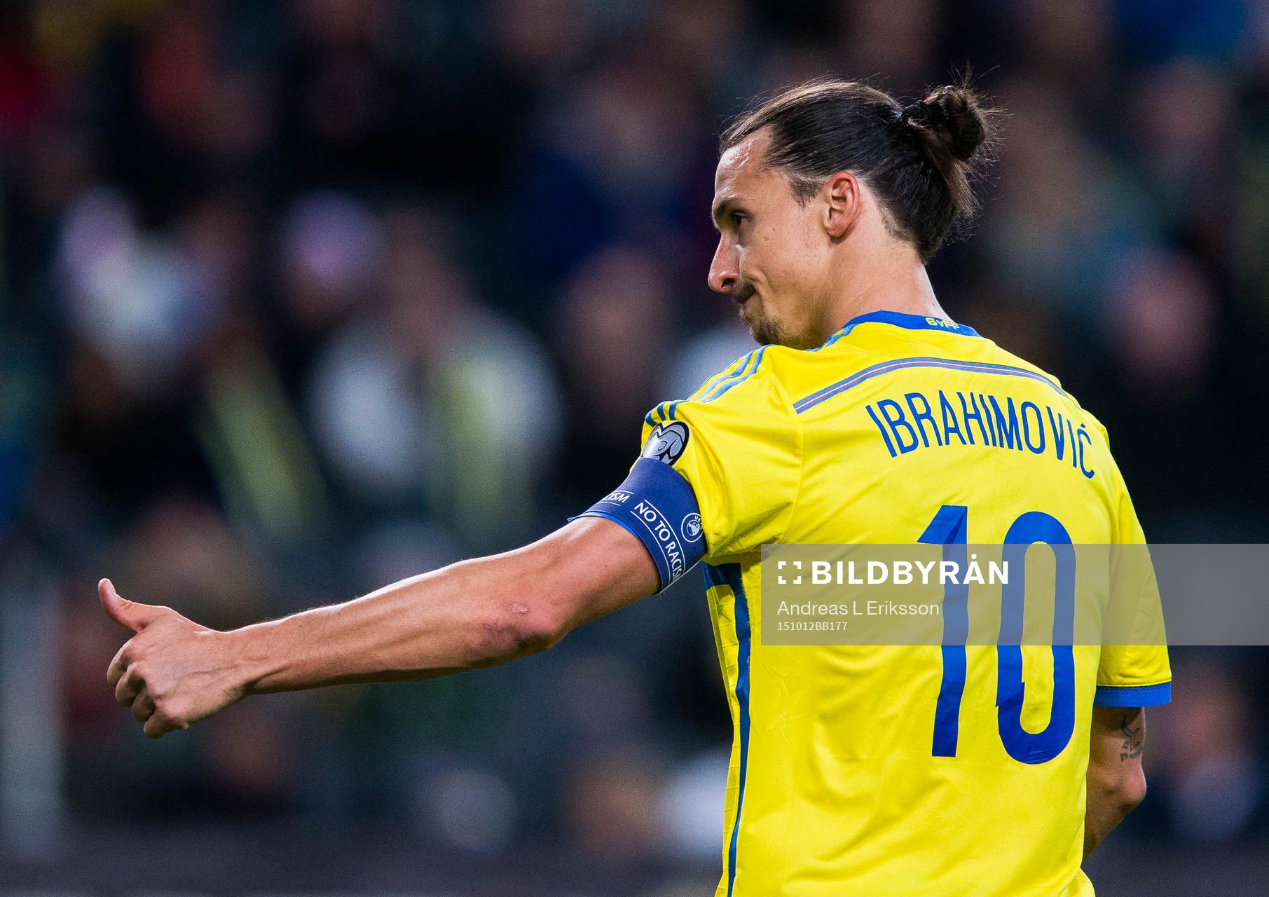 Sveriges Zlatan Ibrahimovic gör tummen upp