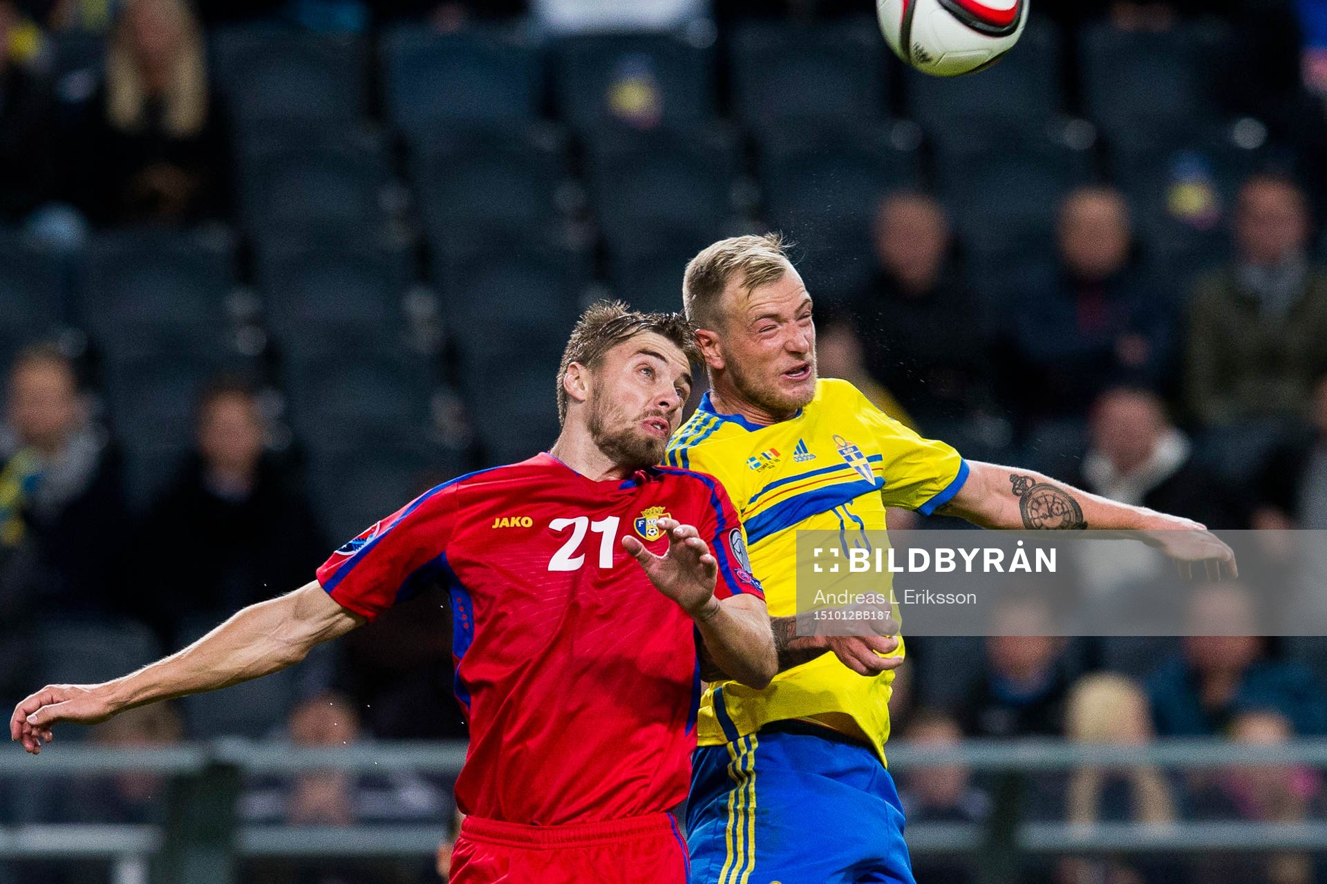 Moldaviens Maxim Potirniche i en nickduell med Sveriges John Guidetti under fotbollsmatchen i EM-kvalet mellan Sverige och Moldavien den 12 oktober 2015 i Stockholm.