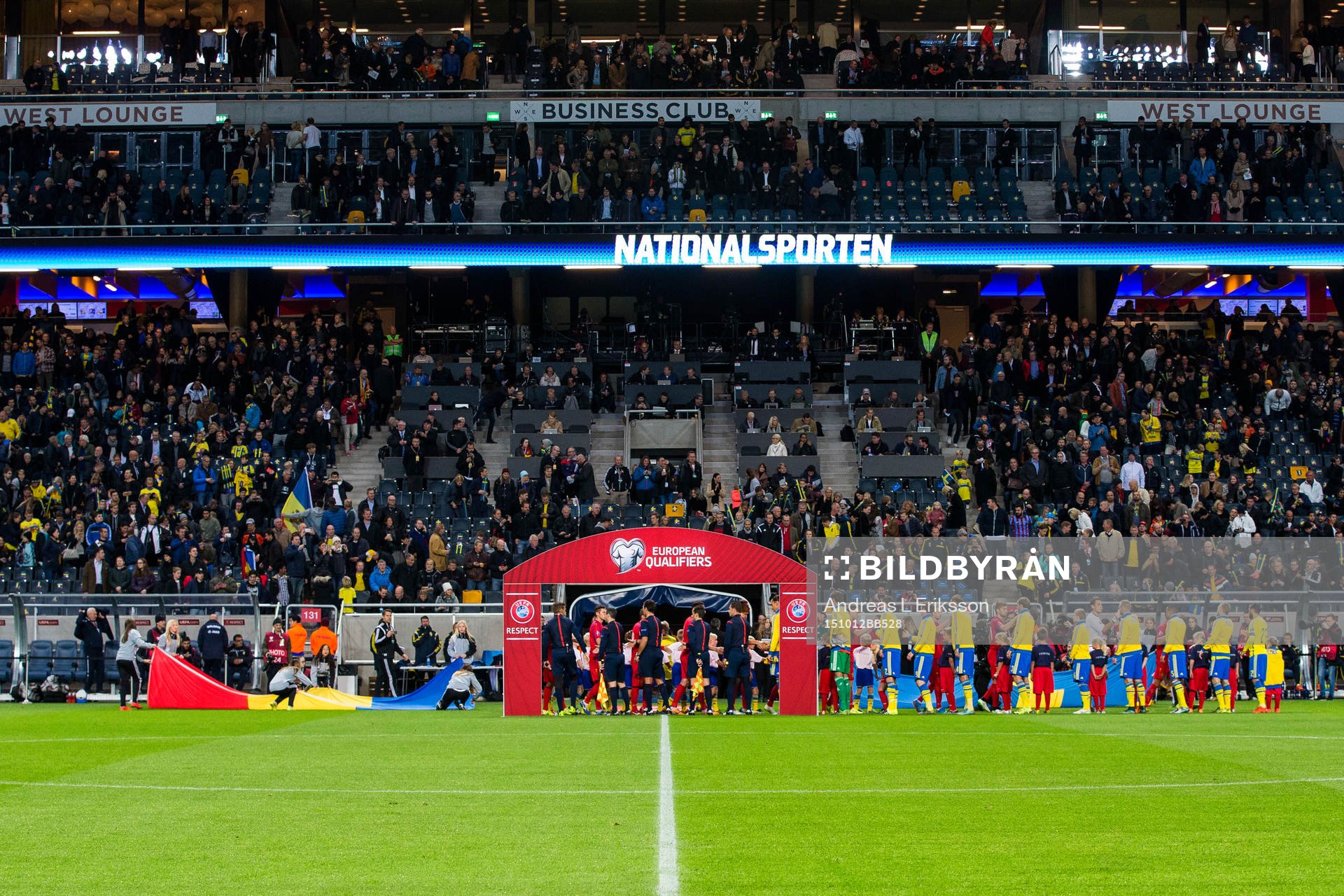 Sveriges och Moldaviens spelare hälsar på varandra innan