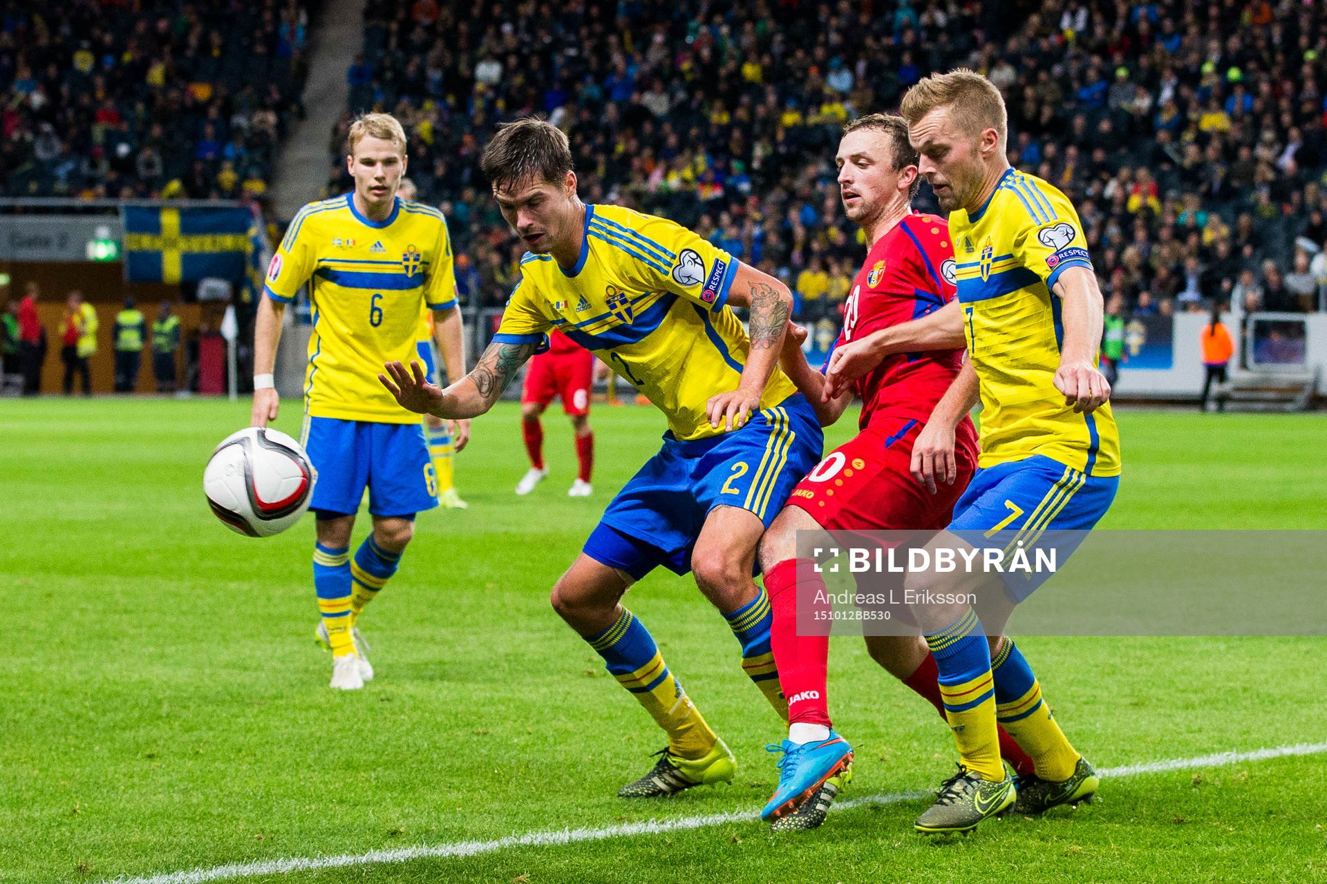 Sveriges Oscar Lewicki ser på när Sveriges Mikael Lustig